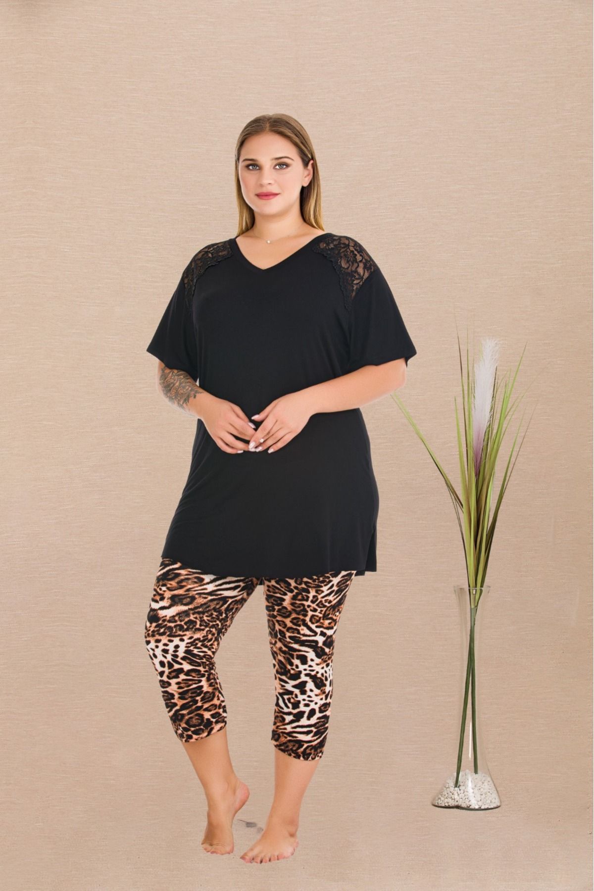 Lady Lingerie Kısa Kollu,V Yakalı Leopar Desenli Kapri Taytlı Battal Beden Kadın Pijama Takımı