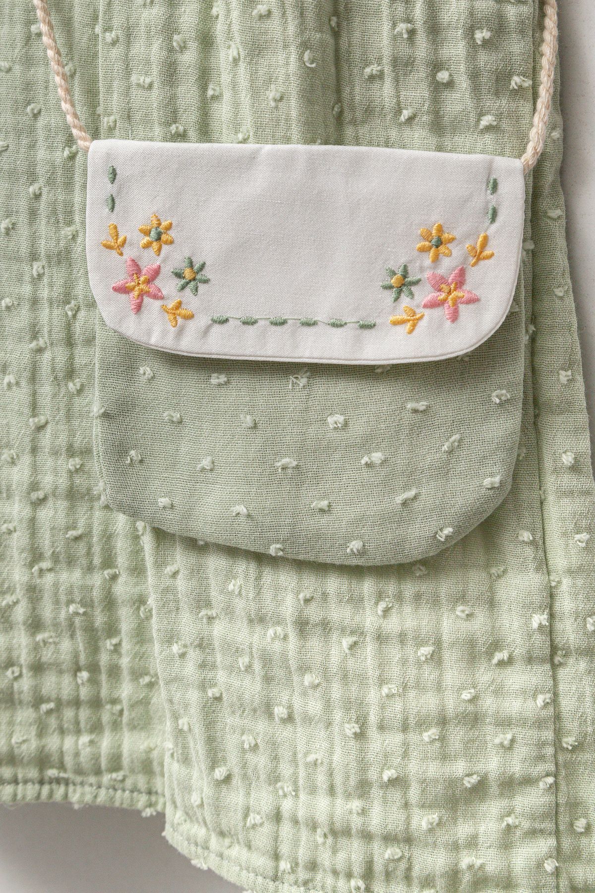 Minipodyum Kız Bebek Nakışlı Bebe Yaka Müslin %100 Pamuk Çantalı Bayramlık Elbise fotoğrafı 4 (önizleme)