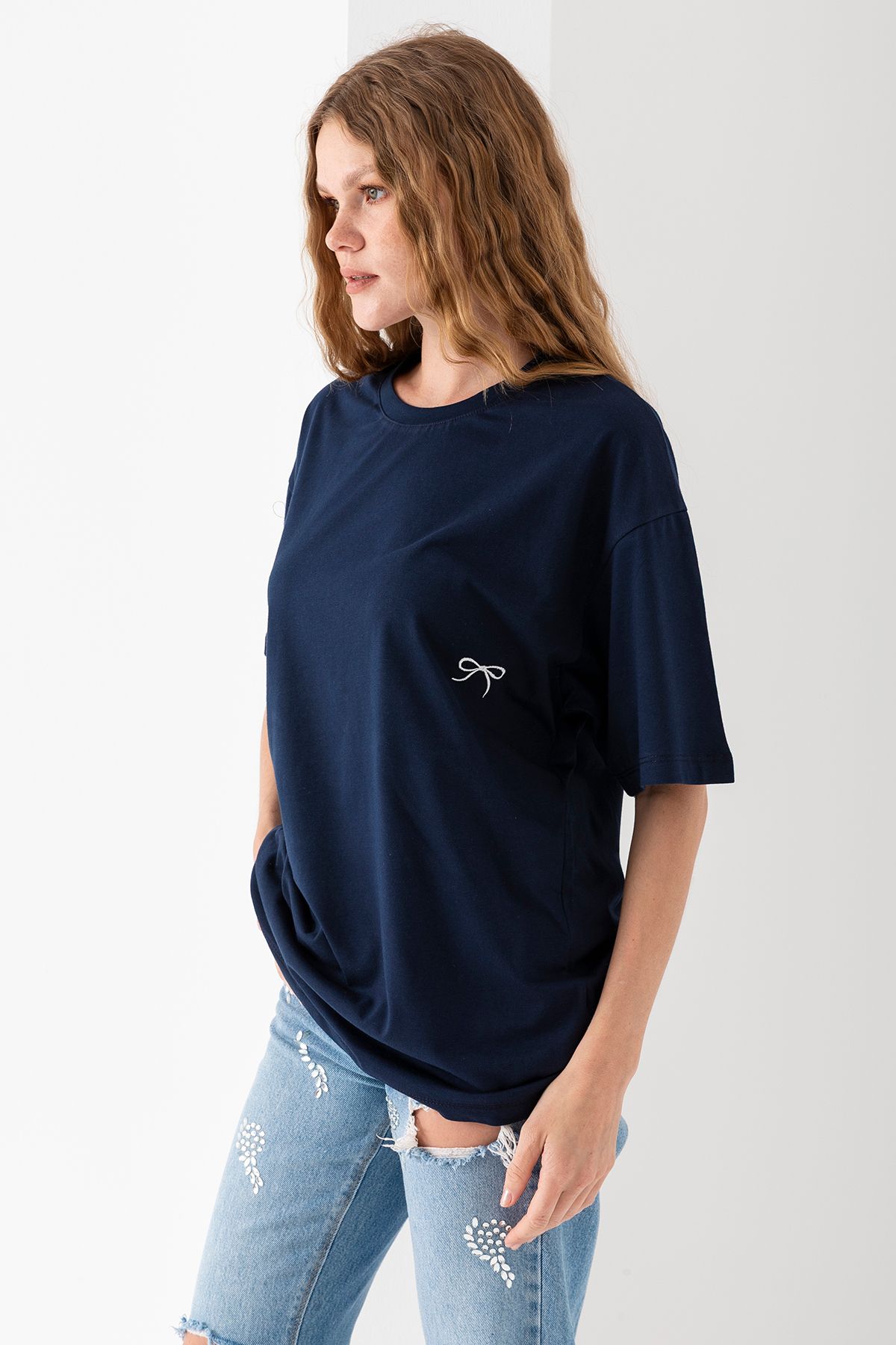 GİYSA Kadın Bisiklet Yaka Fiyonk Nakışlı %100 Pamuklu T-Shirt Lacivert - 25789