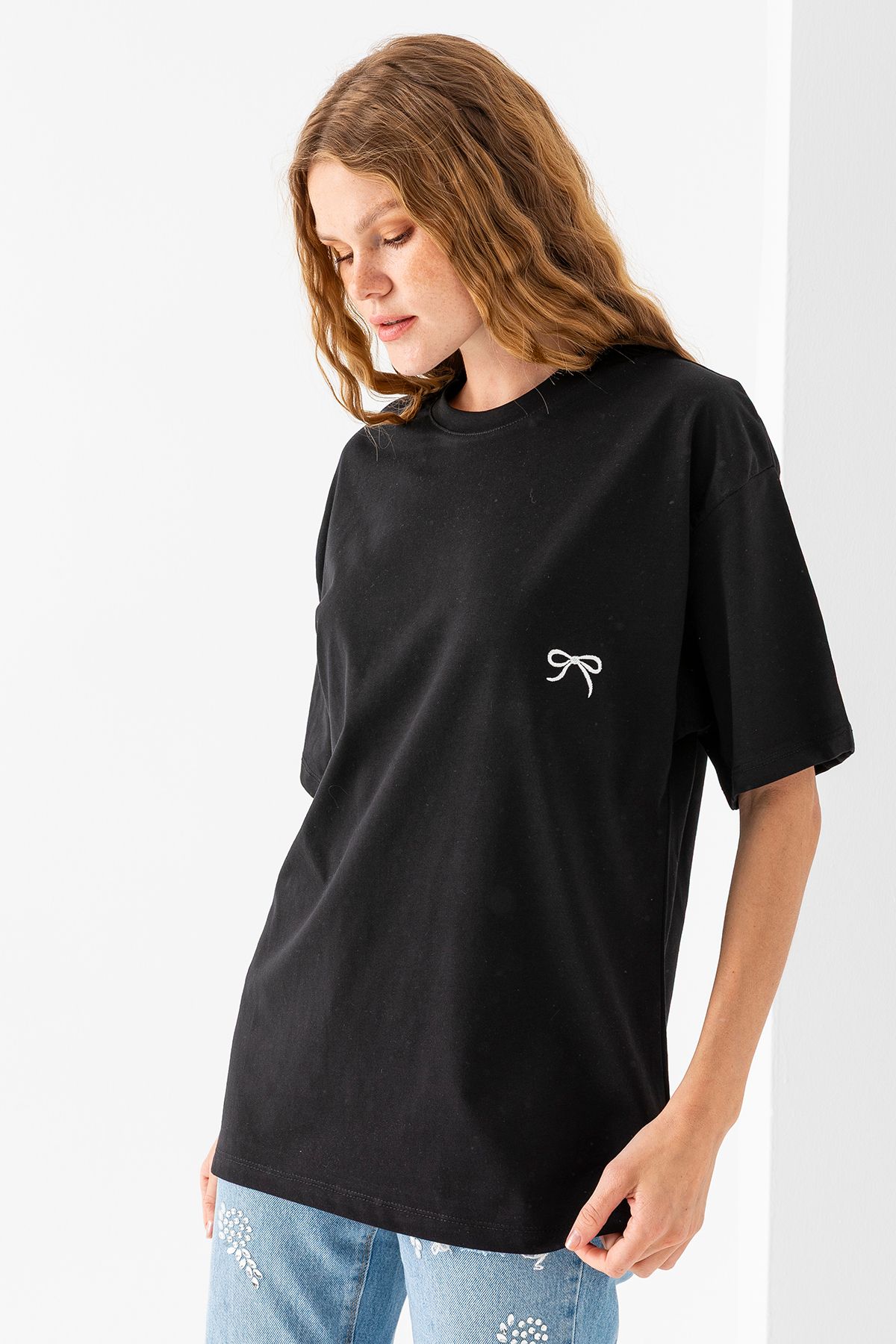 GİYSA Kadın Bisiklet Yaka Fiyonk Nakışlı %100 Pamuklu T-Shirt Siyah - 25789