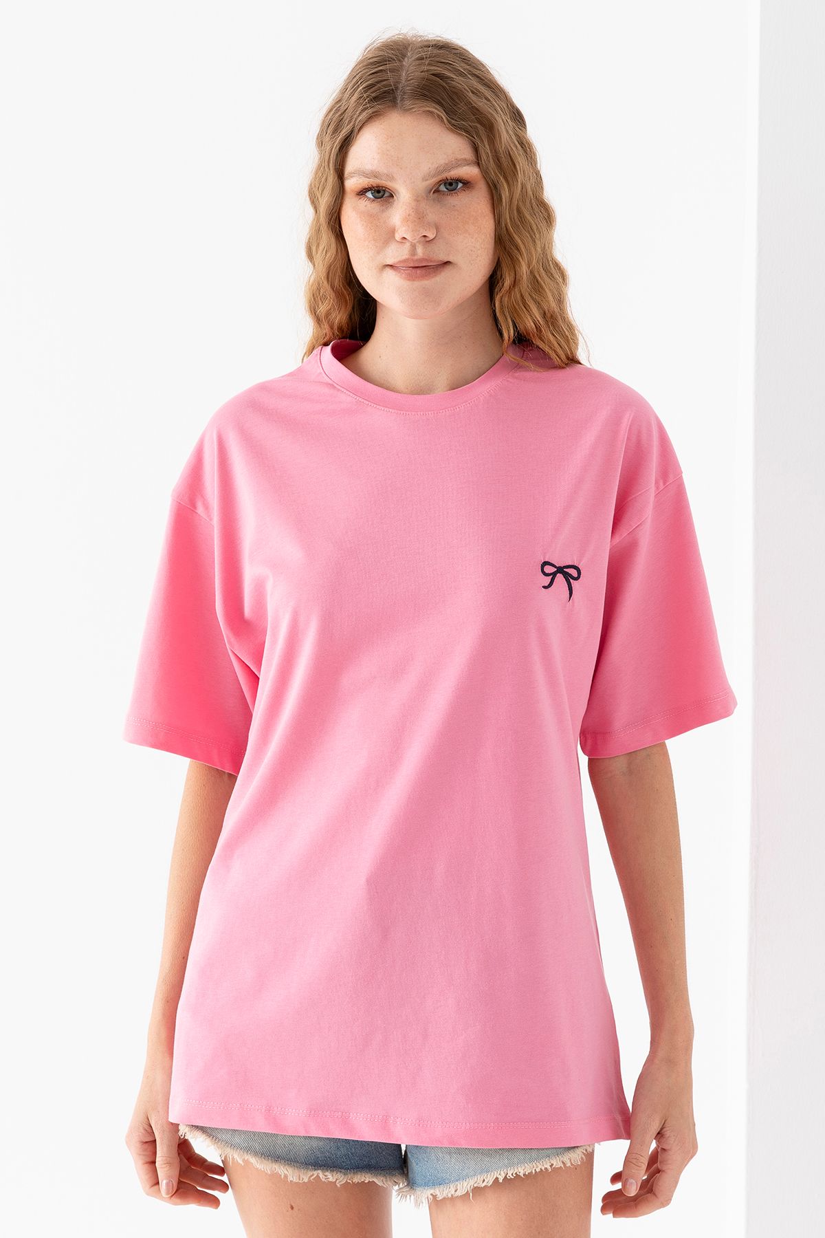 GİYSA Kadın Bisiklet Yaka Fiyonk Nakışlı %100 Pamuklu T-Shirt Pembe - 25789