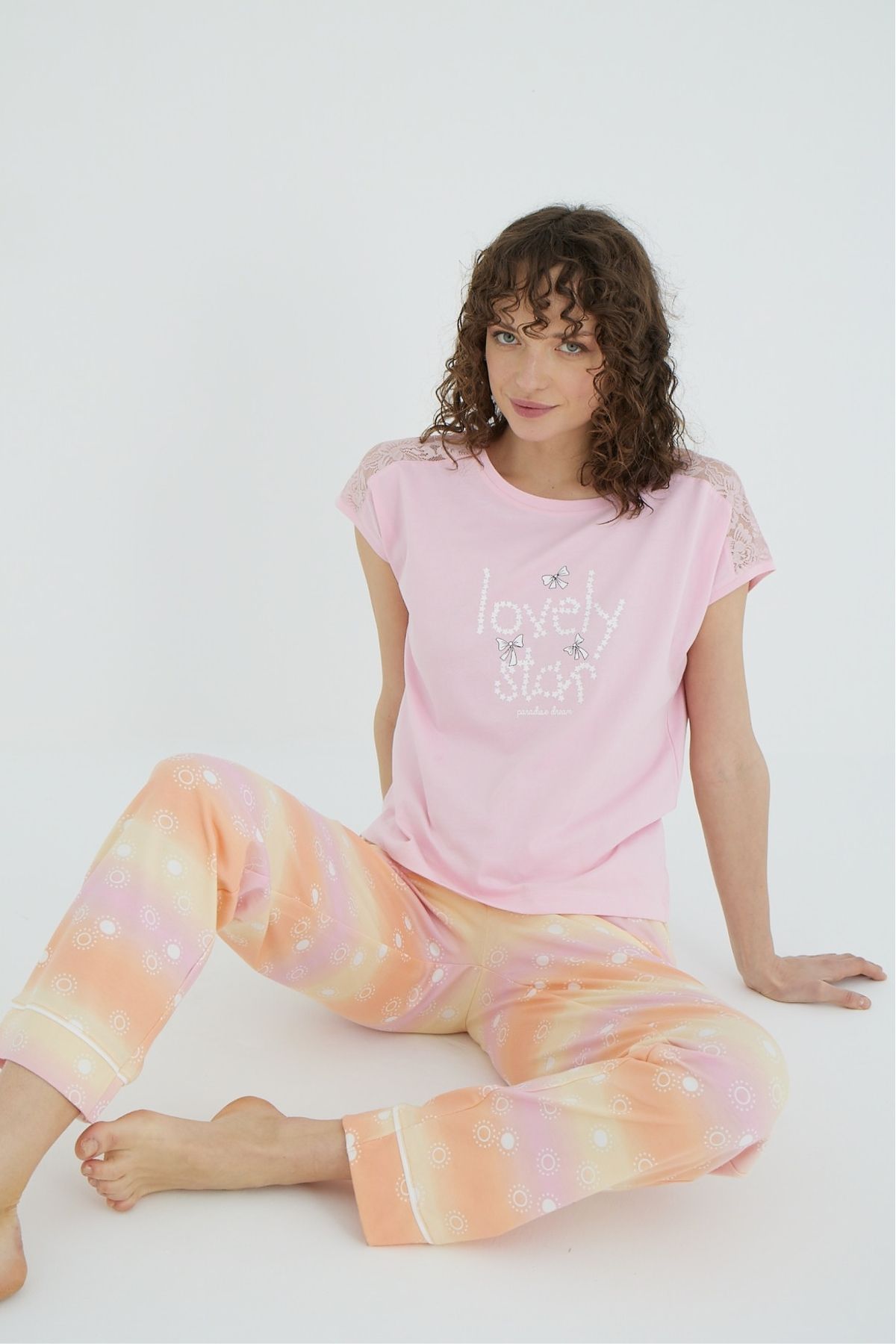 İPEKTENİM Omuz Dantel Detaylı Yazı Baskılı Renkli Pijama Takımı