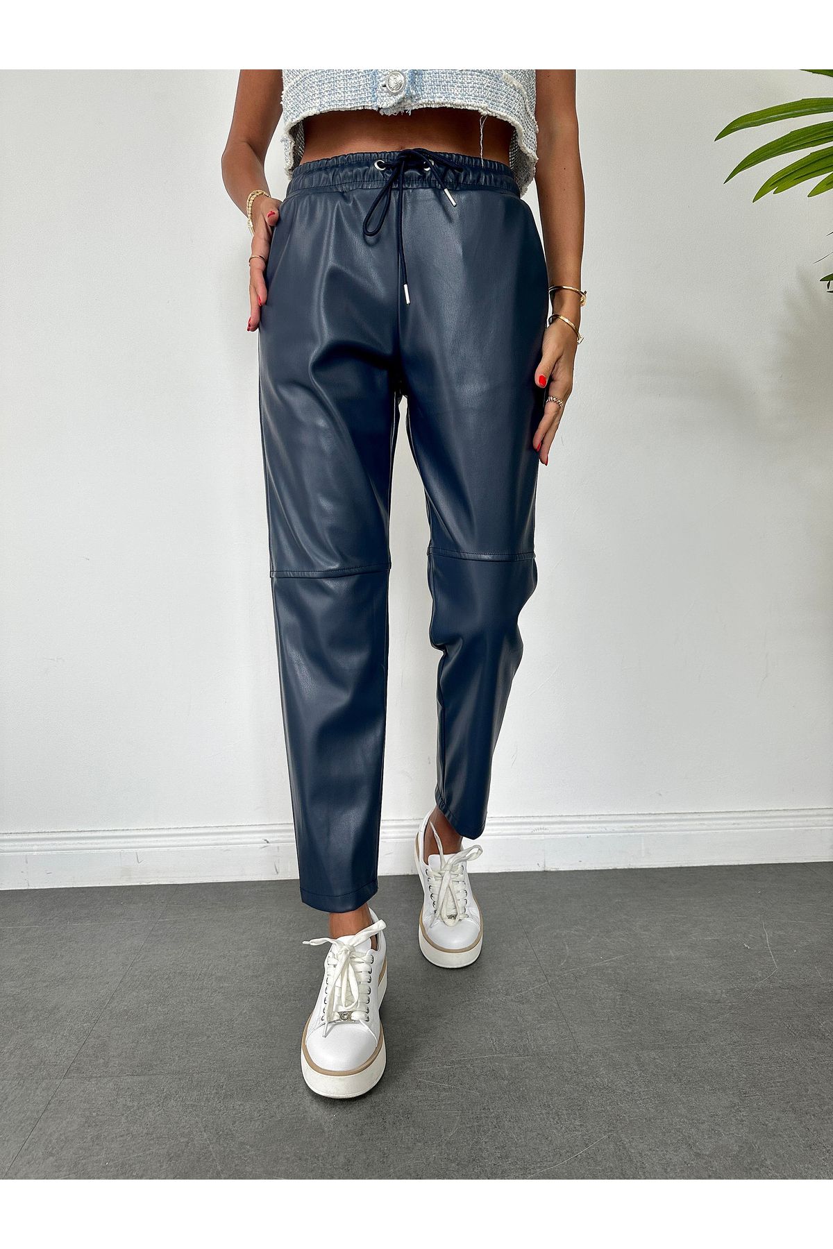 studio fashion 1988 Kadın Premium Kumaş Beli Bağcıklı Diz Şerit Çimalı Detaylı Jogger Yüksek Bel Deri Pantolon