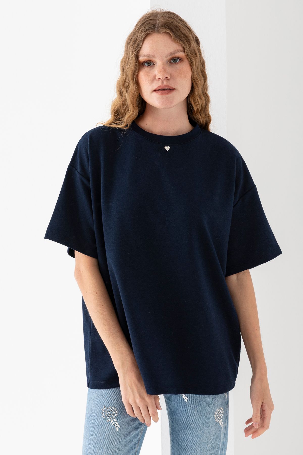 GİYSA Kadın Bisiklet Yaka Kalp Aksesuarlı T-Shirt Lacivert - 25773