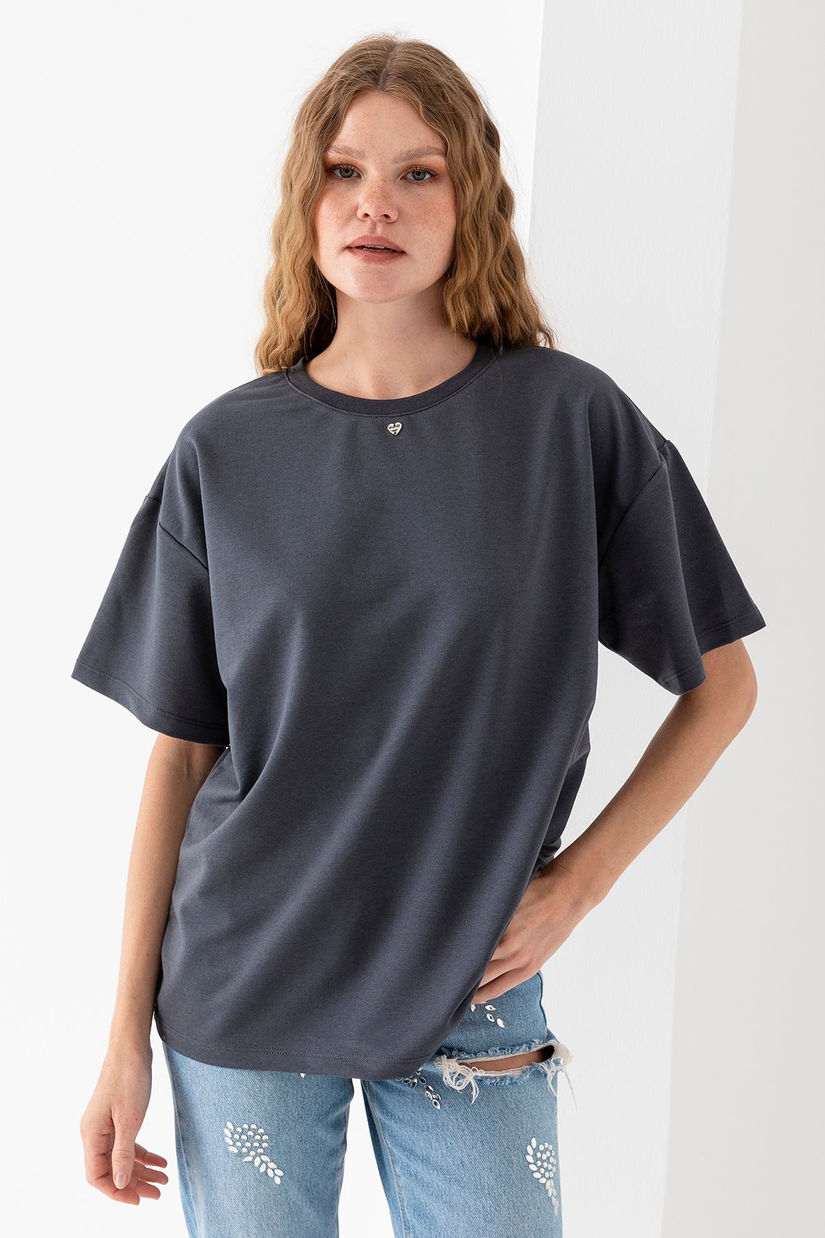 GİYSA Kadın Bisiklet Yaka Kalp Aksesuarlı T-Shirt Antrasit - 25773