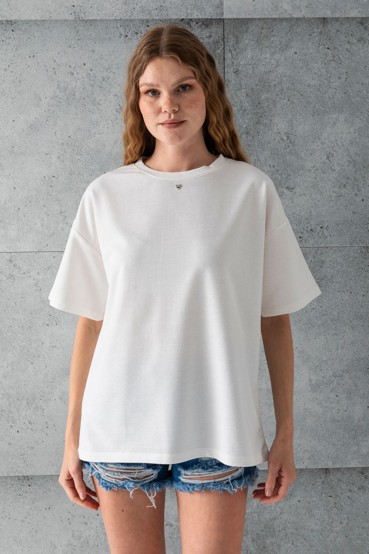 GİYSA Kadın Bisiklet Yaka Kalp Aksesuarlı T-Shirt Beyaz - 25773