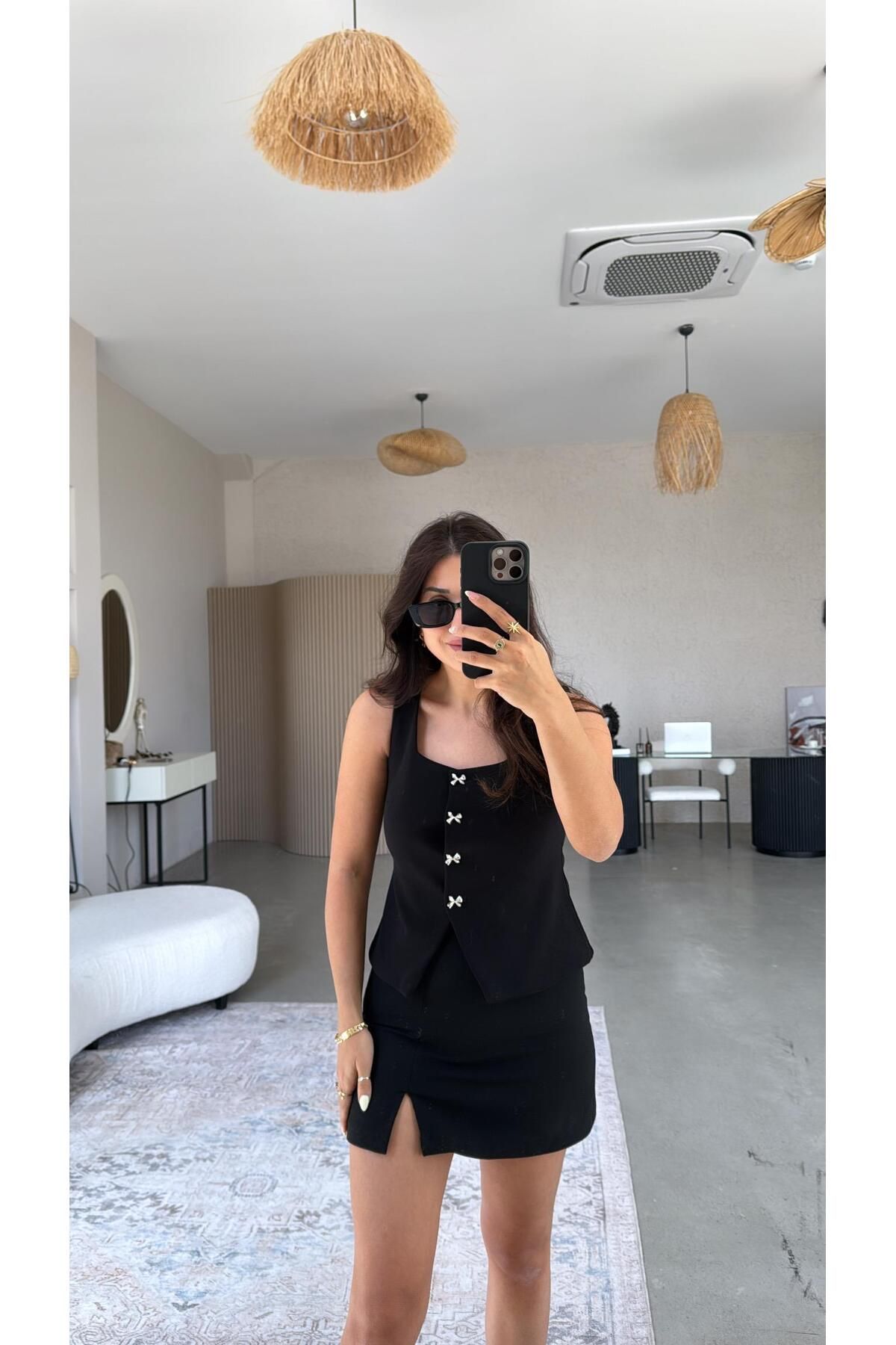 Buket Teke Siyah Mini Yırtmaçlı Şort Etek
