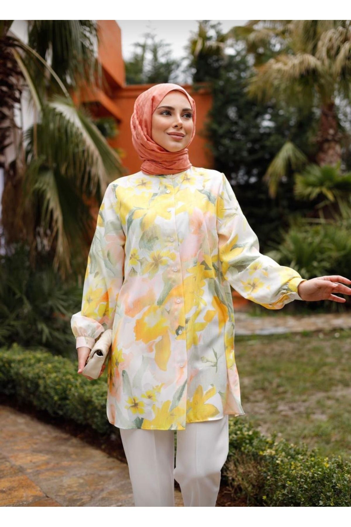 Butik N&G Dik Yaka Dijital Baskı Yırtmaçlı İnce Krep Gömlek