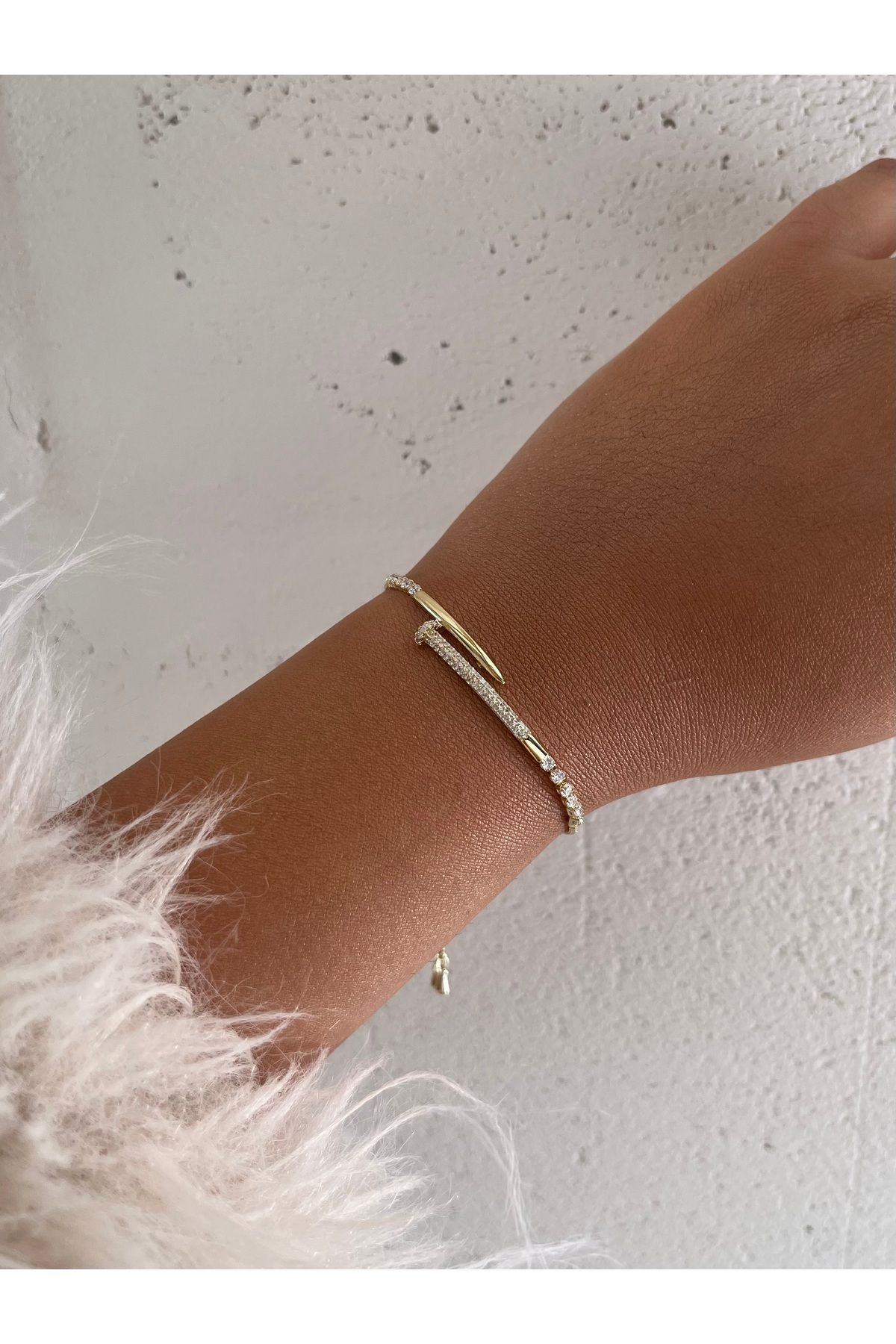 FASHİON JEWELRY Gold Taşlı Çivi Model Asansörlü Kadın Bileklik