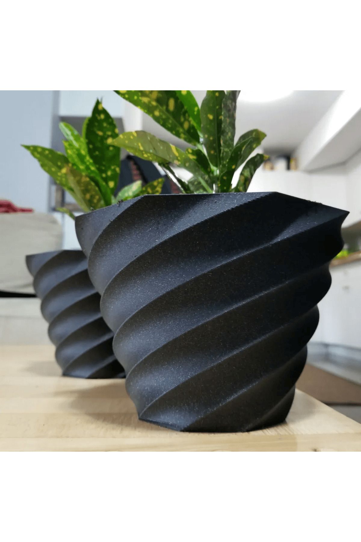 GearStudio Spiral Desenli Modern Vazo Saksı