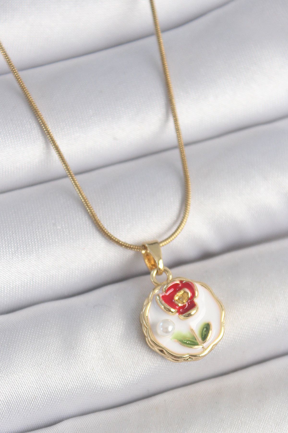 MELFSHOP 316L Çelik Gold Renk Zincir Beyaz Minimal Çiçek İşlemeli İnci Detay Portre Model Kadın Kolye