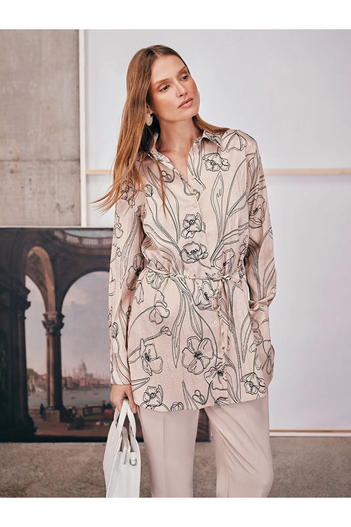 LC Waikiki LCWAIKIKI Classic Ekru Çiçekli Saten Kadın Gömlek Tunik