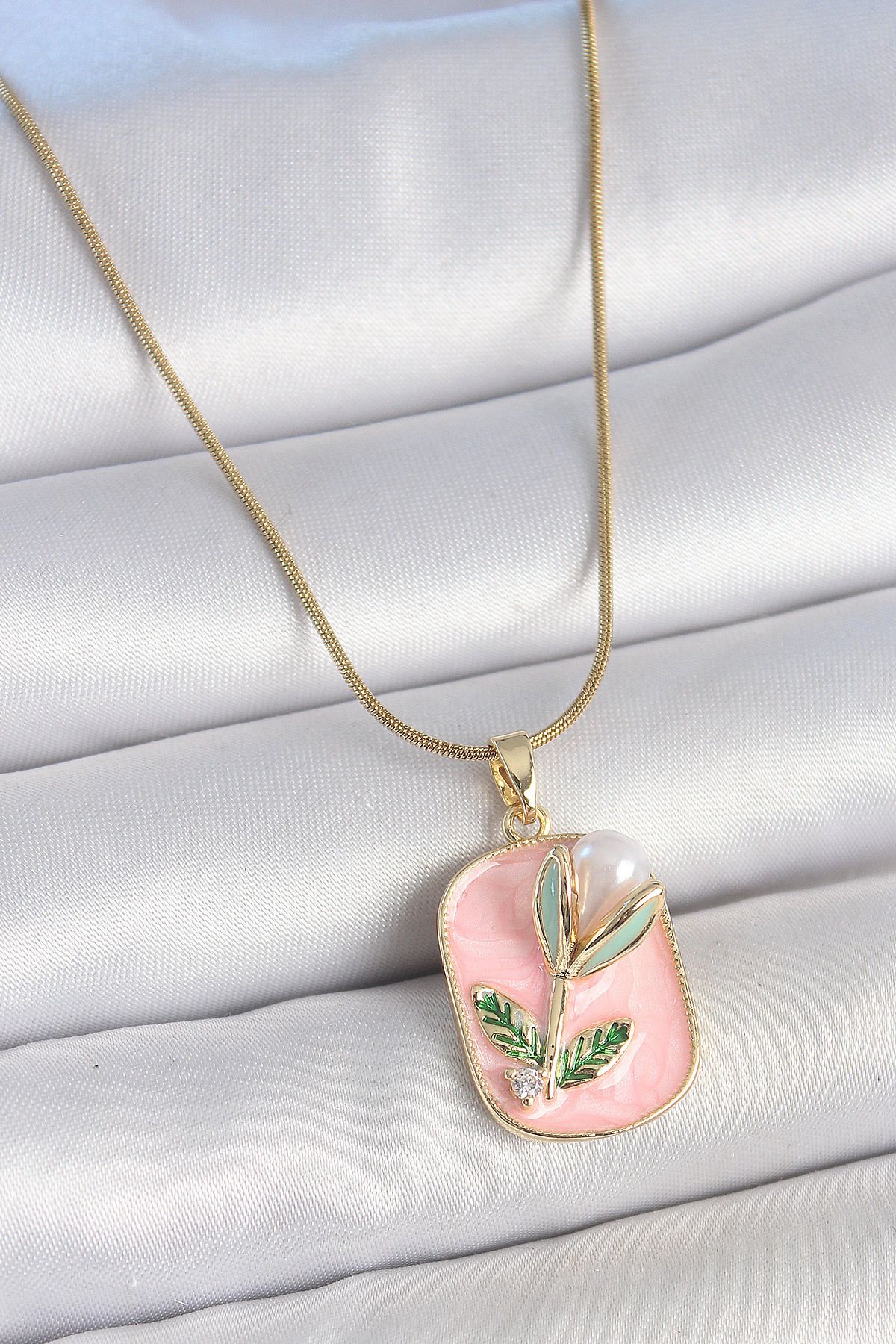 MELFSHOP 316L Çelik Gold Renk Zincir Pembe Mineli İncili Çiçek İşlemeli Portre Model Kadın Kolye