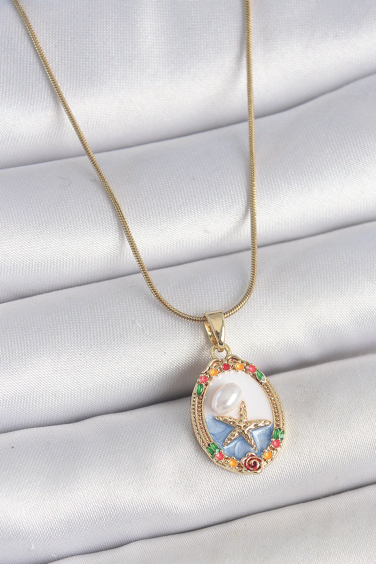 MELFSHOP 316L Çelik Gold Renk Zincir Mix Renkli Deniz Yıldız İşlemeli İnci Detay Portre Model Kadın Kolye