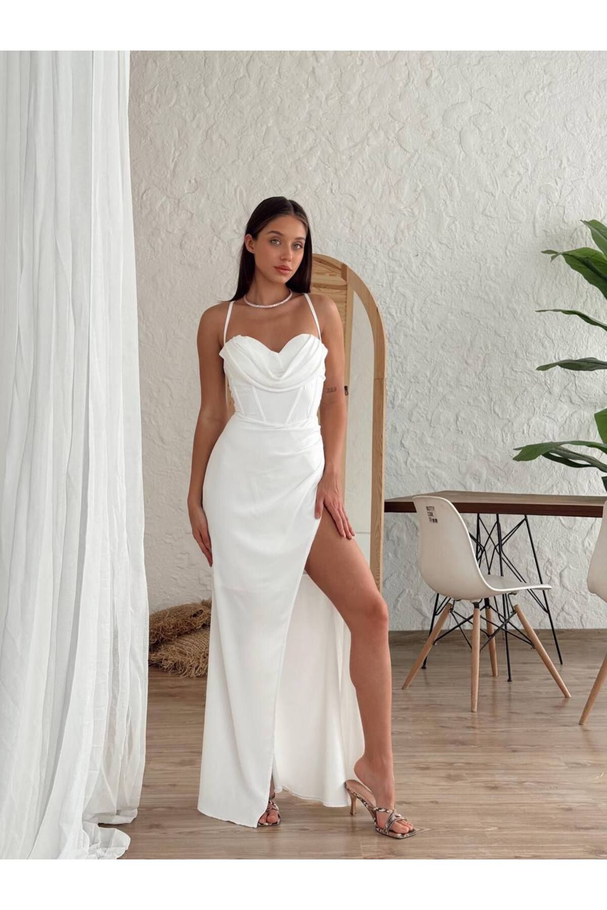 MODA Yırtmaç Detaylı Askılı Elbise – Şıklığın Zirvesi
