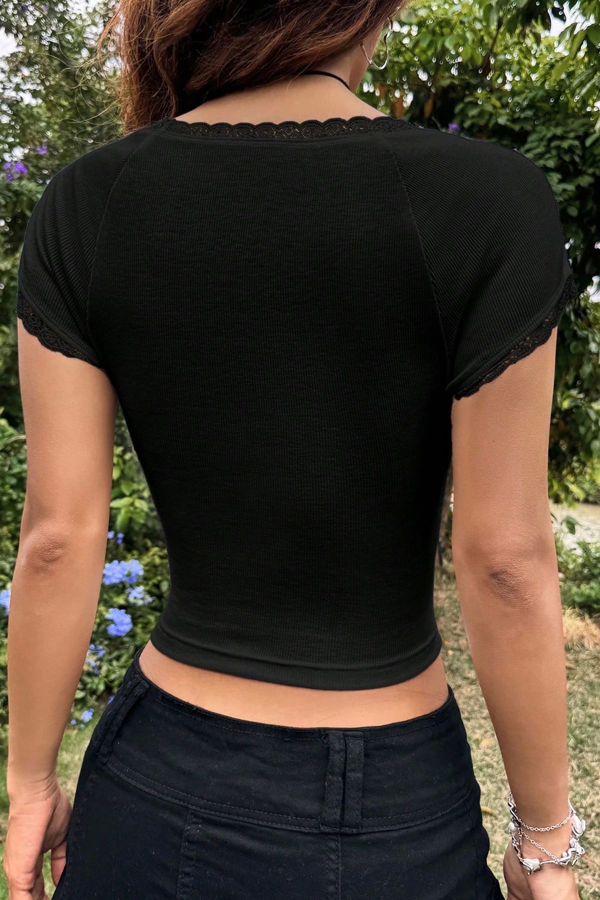 GiyimCity Kadın Siyah Göğsü ve Kolları Dantelli Fiyonklu Kısa Kol Crop Top Bluz