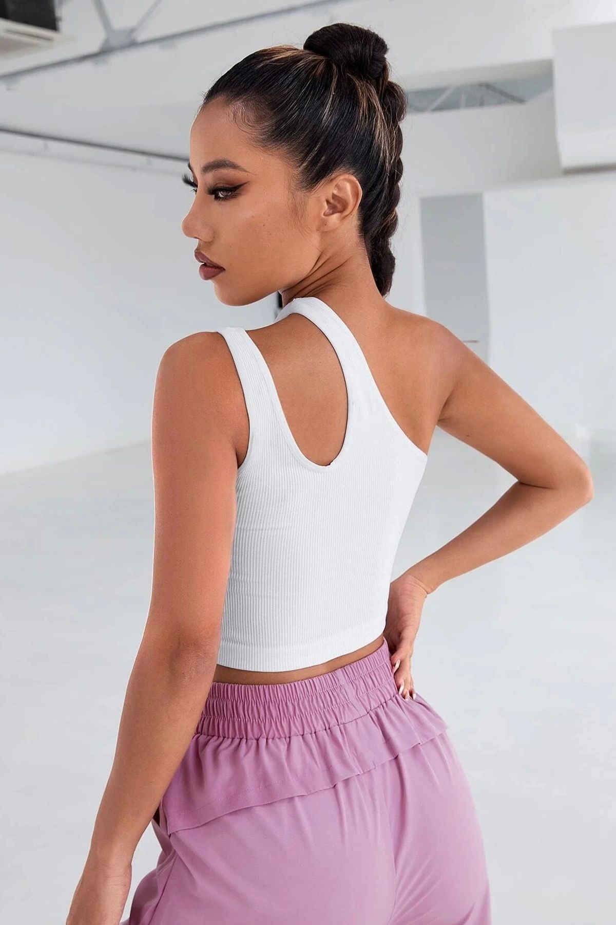 GiyimCity Kadın Beyaz Tek Omuz Cut Out Detaylı Crop Top Bluz