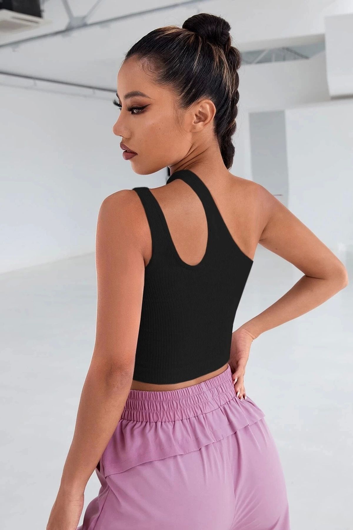 GiyimCity Kadın Siyah Tek Omuz Cut Out Detaylı Crop Top Bluz