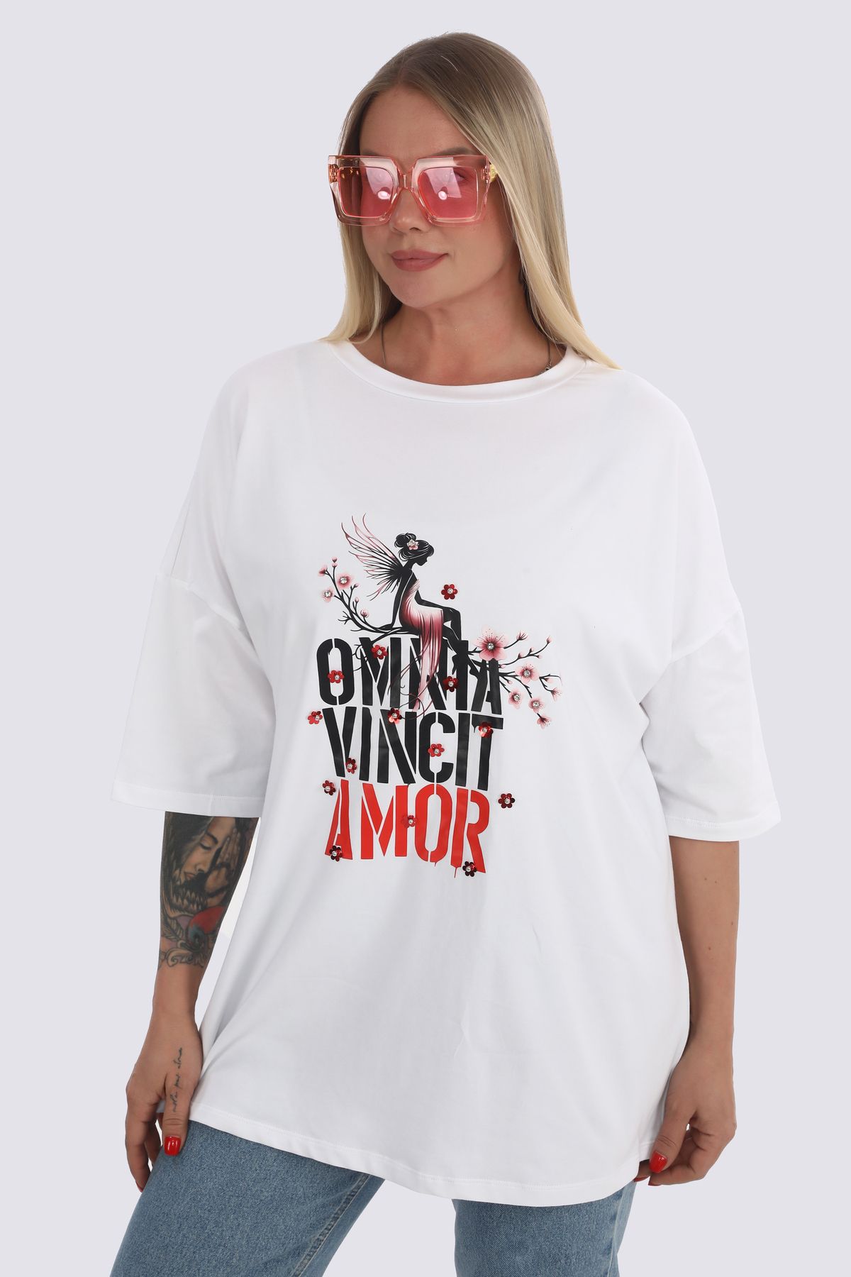 King Bee BASKILI TAŞ VE PUL SÜSLEMELİ RAHAT KESİM OVERSİZE KISA KOL SUPREME BEYAZ KADIN TSHIRT