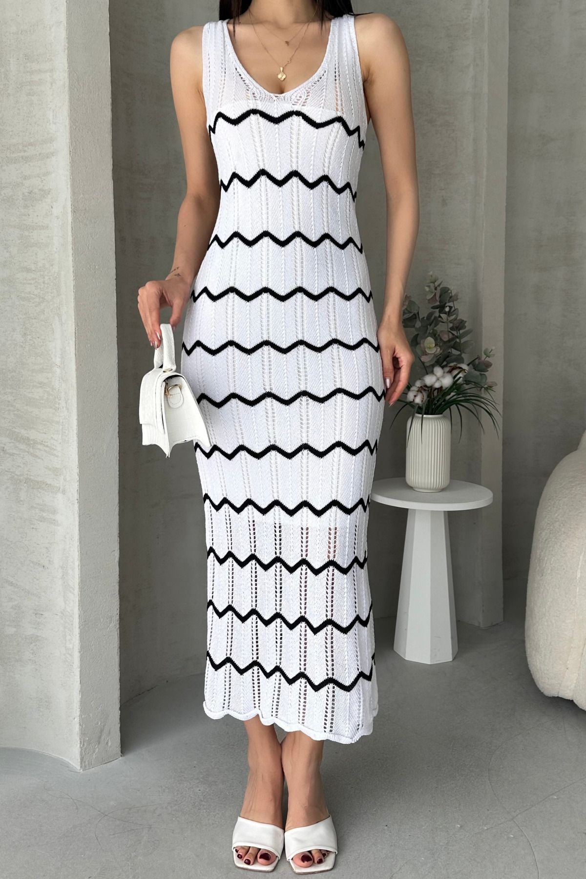 Caddebostan Moda V Yaka Zigzag Detaylı Triko Kadın Kısa Mini Plaj Elbise