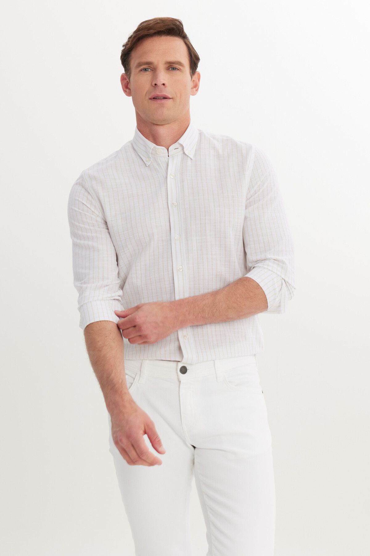 AC&Co / Altınyıldız Classics Erkek Bej %100 Pamuk Slim Fit Dar Kesim Düğmeli Gömlek Yaka Armürlü Gömlek
