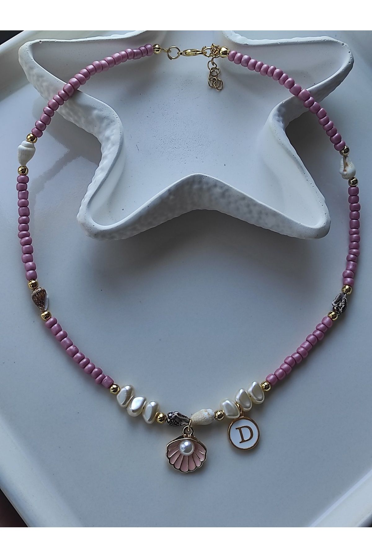 Amabel Jewelerys Deniz Kabuğu ve İnci'li Midye Kabuğu Detaylı Harfin Büyüsü Kadın Kolye
