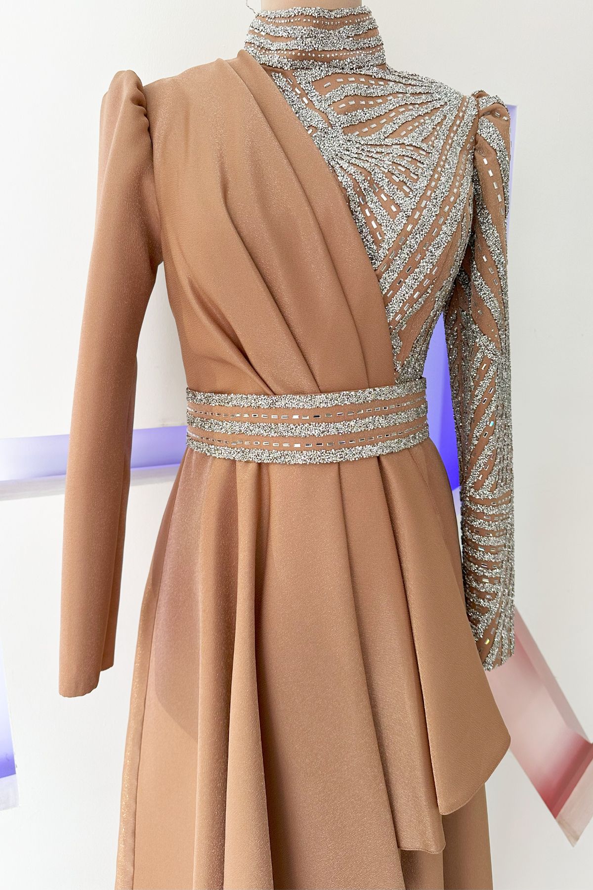 HalilModa Kolları Taş İşleme Detaylı , Kermerli ,Kahverengi Renk, Tesettür Abiye Elbise