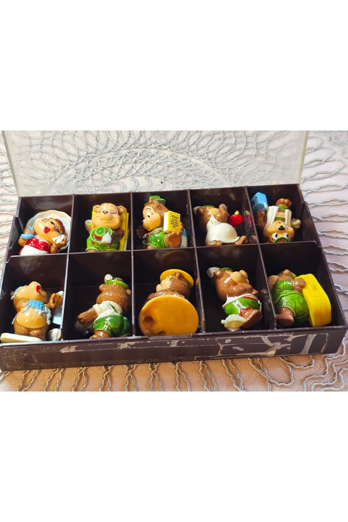 Kinder in Eski Oyuncakları Kutulu ve Sertifikalı
