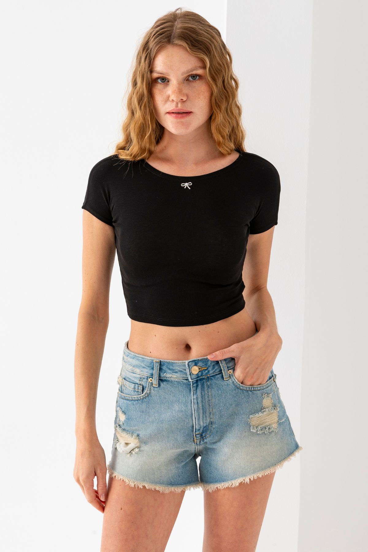 GİYSA Kadın Bisiklet Yaka Fiyonk Aksesuarlı Crop T-Shirt Siyah - 25805