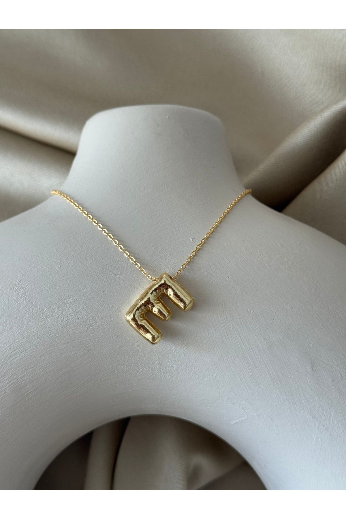 Elzeyaaccessory Gold balon E harf kolye