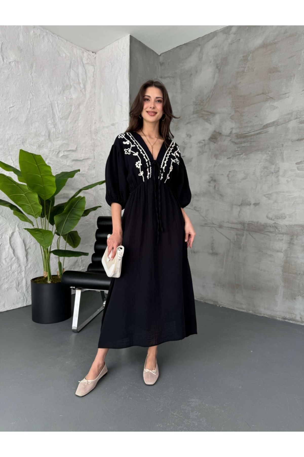 Elif Özbey Butik Siyah Nakışlı Müslin Elbise