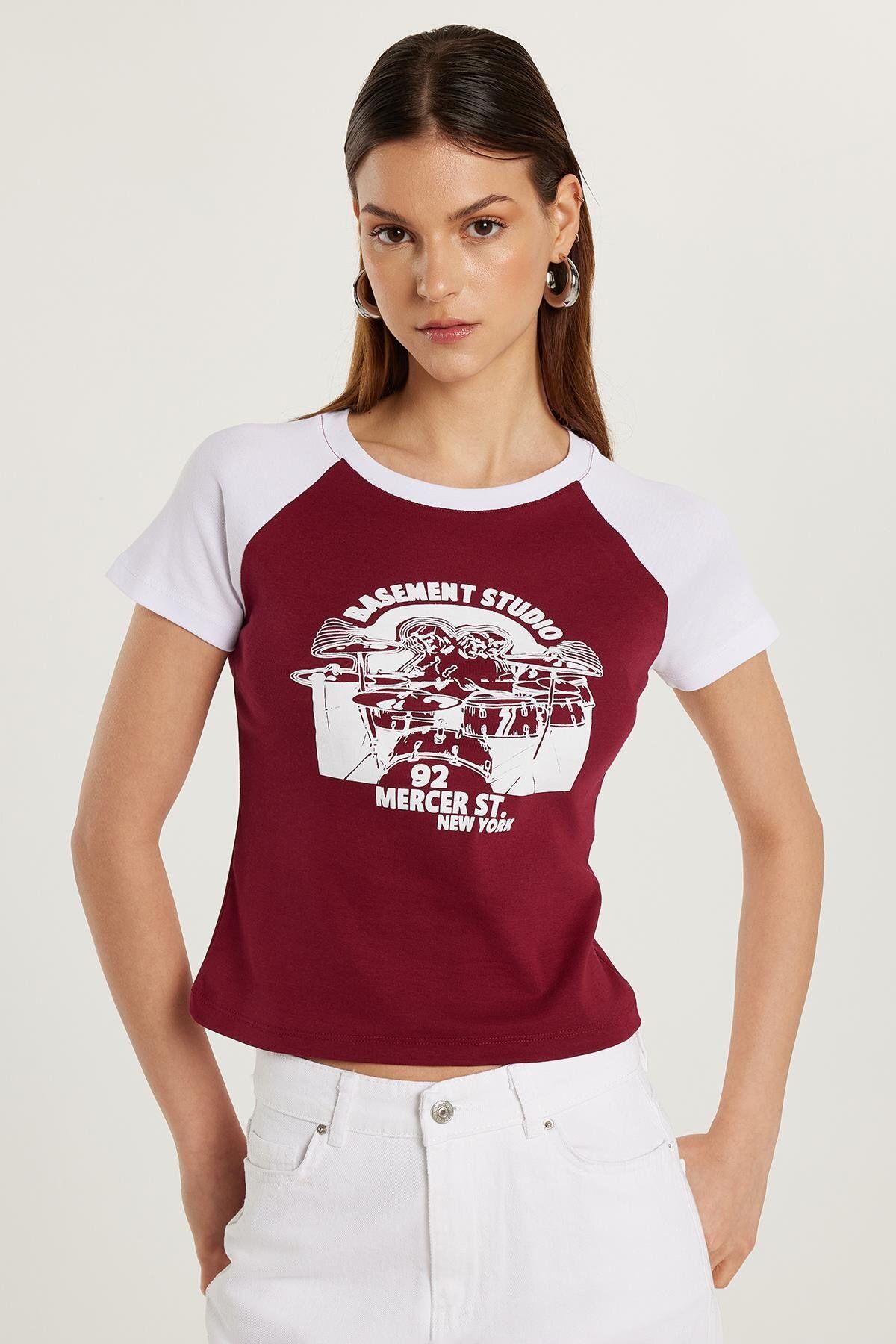 Tudors Kadın Slim Fit Dar Kesim %100 Pamuk Kısa Kollu Bisiklet Yaka Baskılı Bordo Tişört