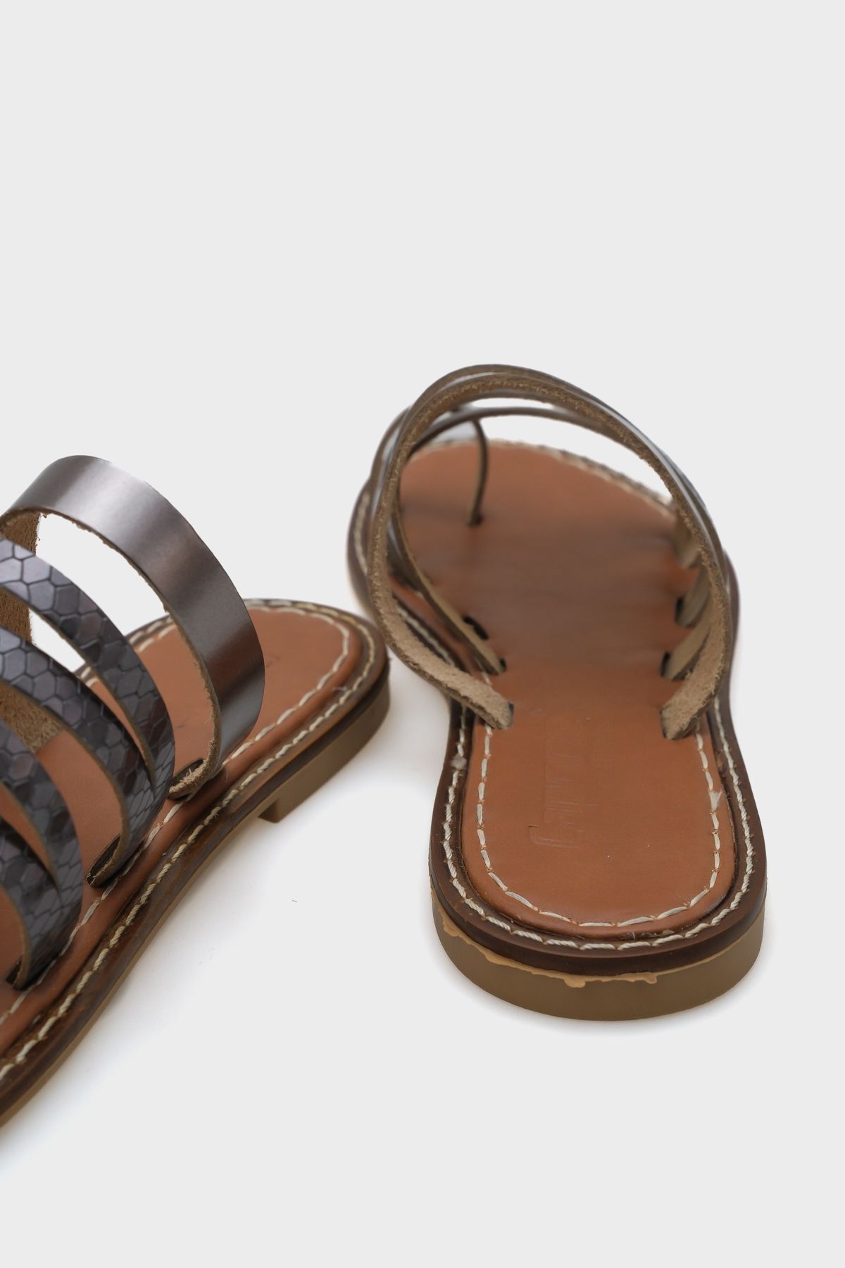 Capone Outfitters-شبشب جلدي للنساء من كابوني بحزام بلاتيني مع تفاصيل إبهام 3