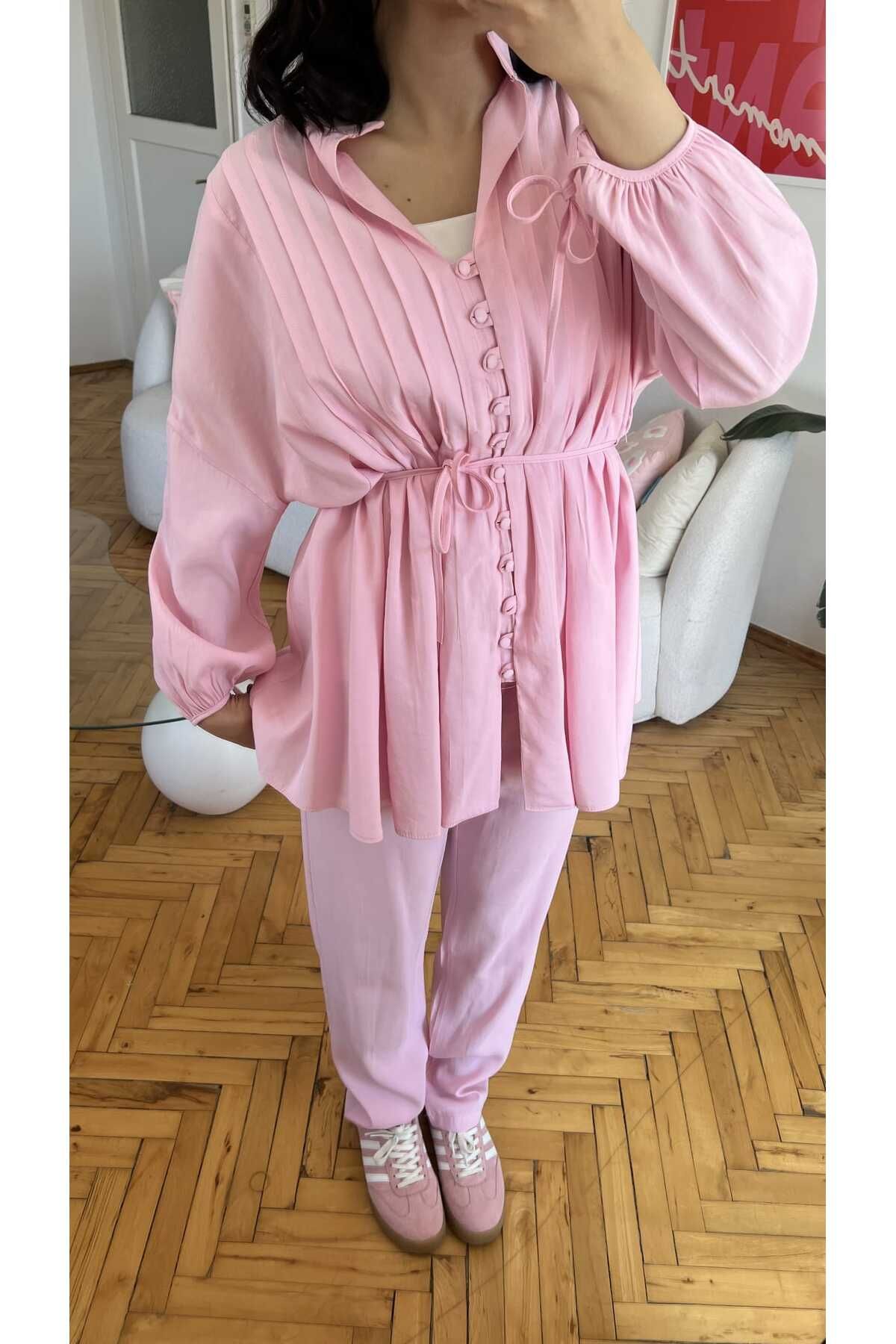 Moda İkra önü düğme detylı bağlamalı gömlek pantolon takım