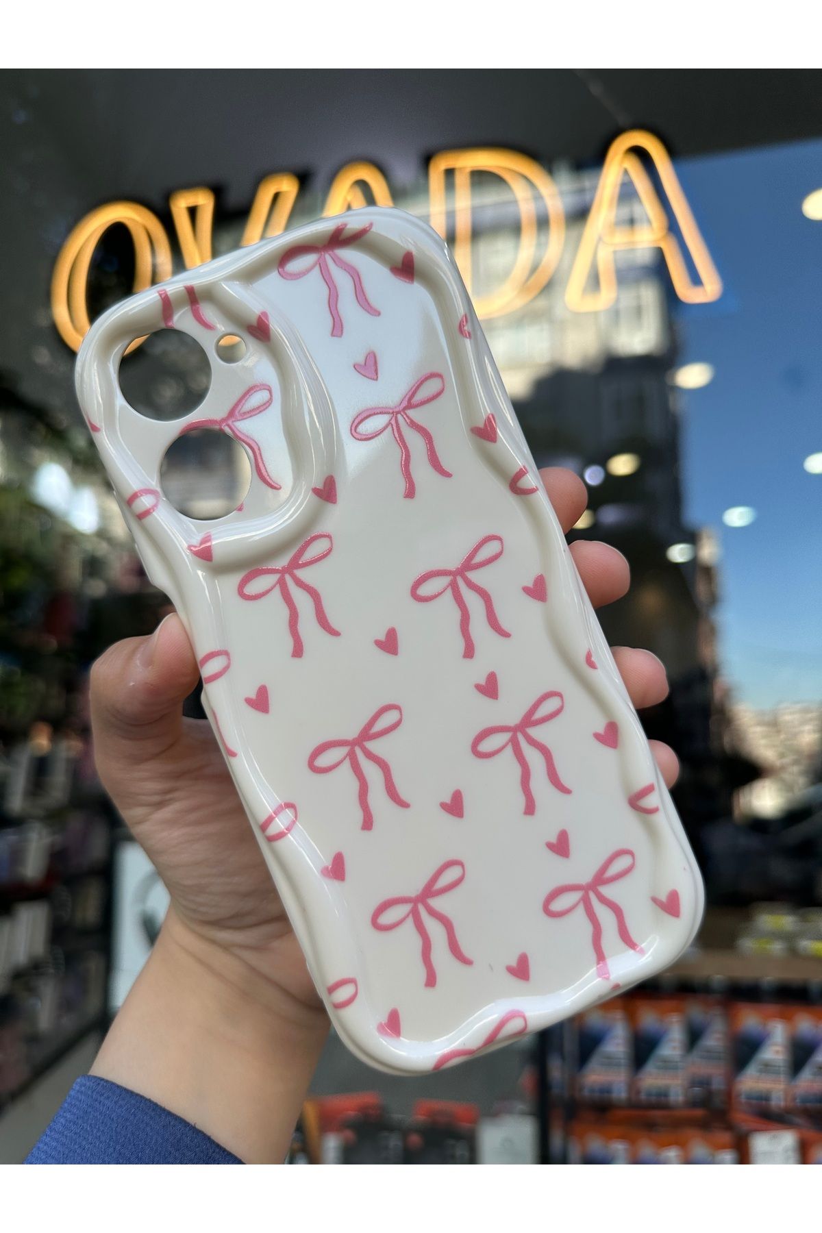 OVADA REALME 10 Uyumlu Kamera Korumalı Dalgalı Kenarlı Kalp ve Kurdele Baskılı Silikon Kılıf