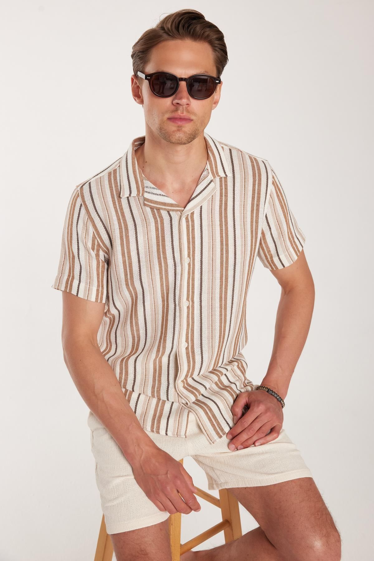 Tudors Erkek Slim Fit Dar Kesim Pamuklu Rahat Kullanım Çizgili Kısa Kollu Apaş Yaka Gömlek