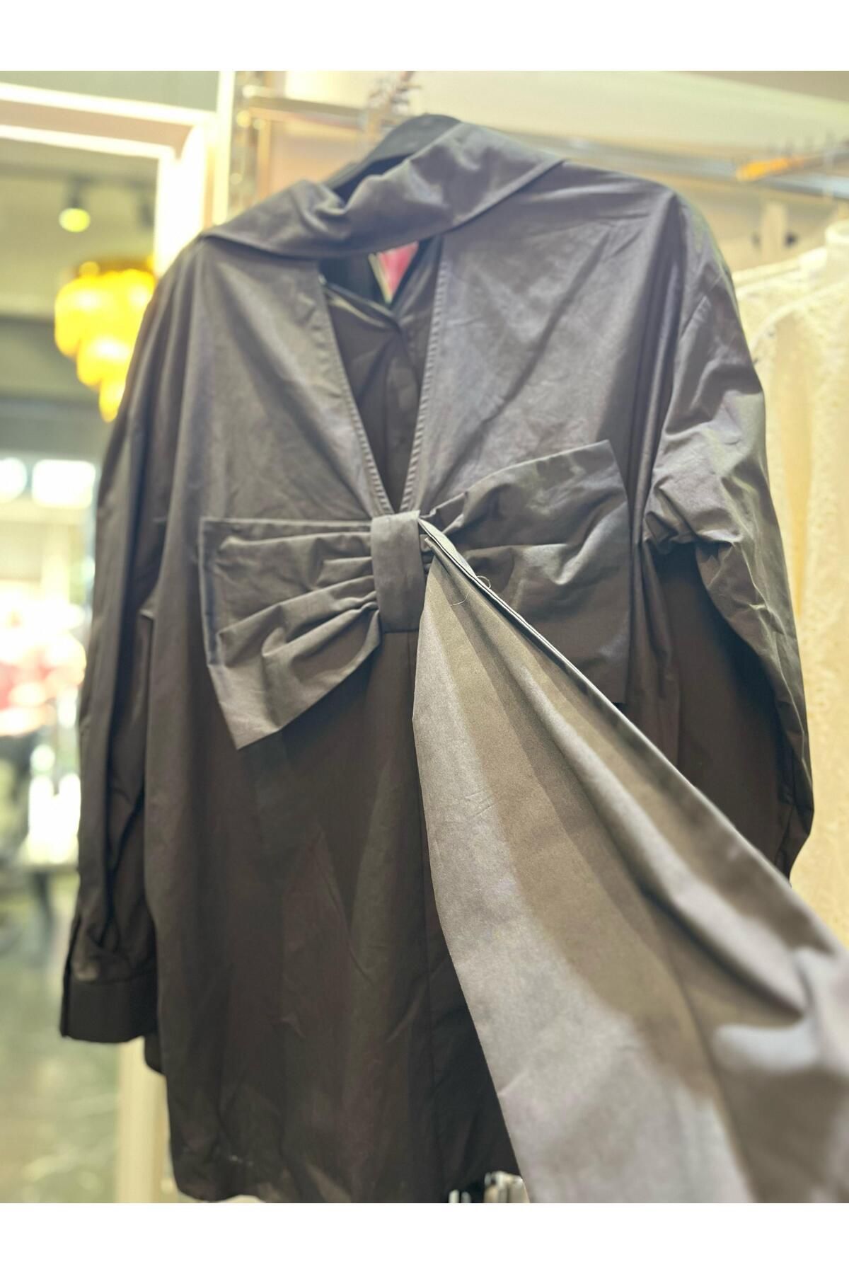 Butik sırt dekolteli fiyonk detaylı gömlek siyah