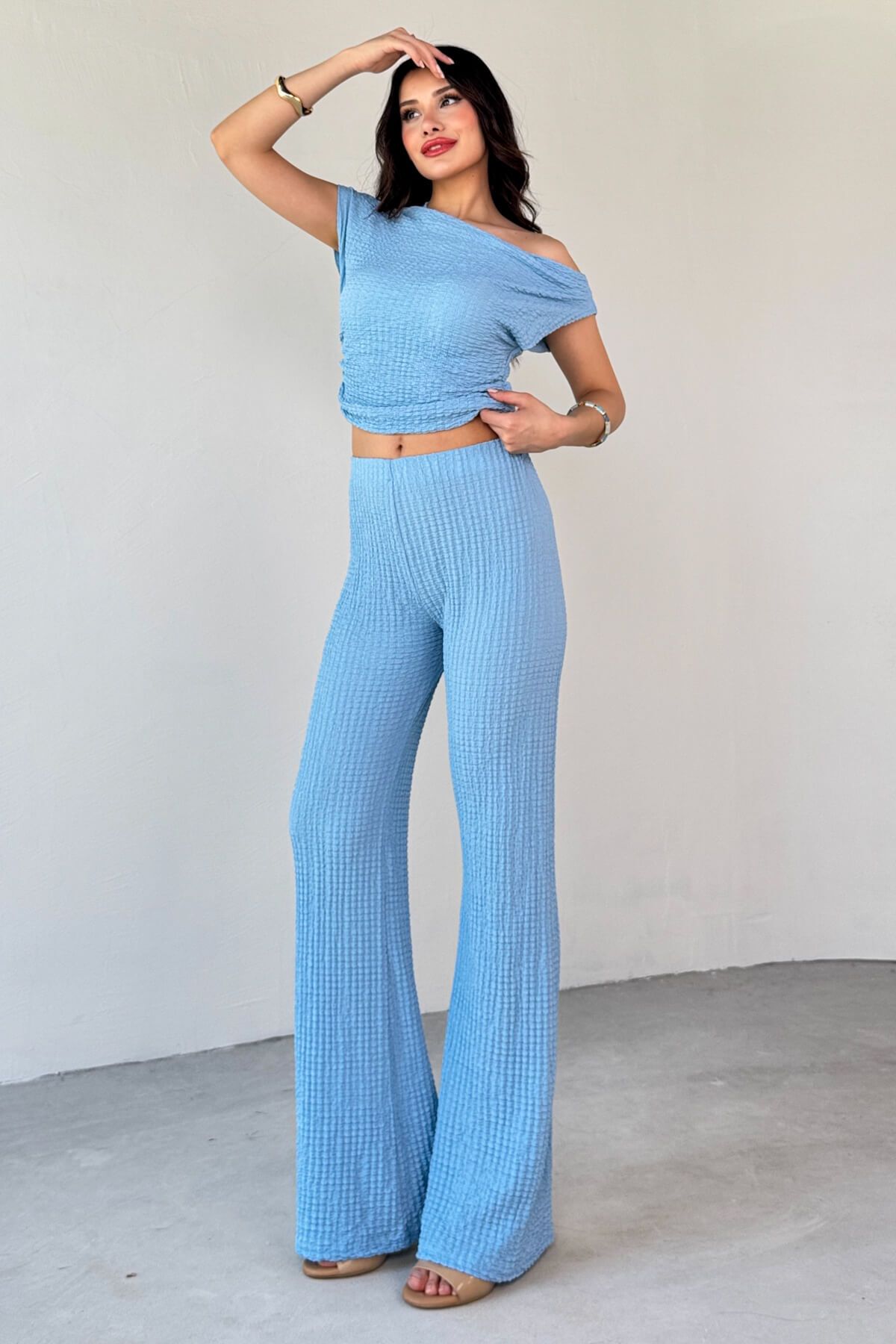 Cappmoda TKM-13288 Bebe Mavi Bubble Kumaş Kayık Yaka Büzgülü Bluz Salaş Pantolon İkili Takım