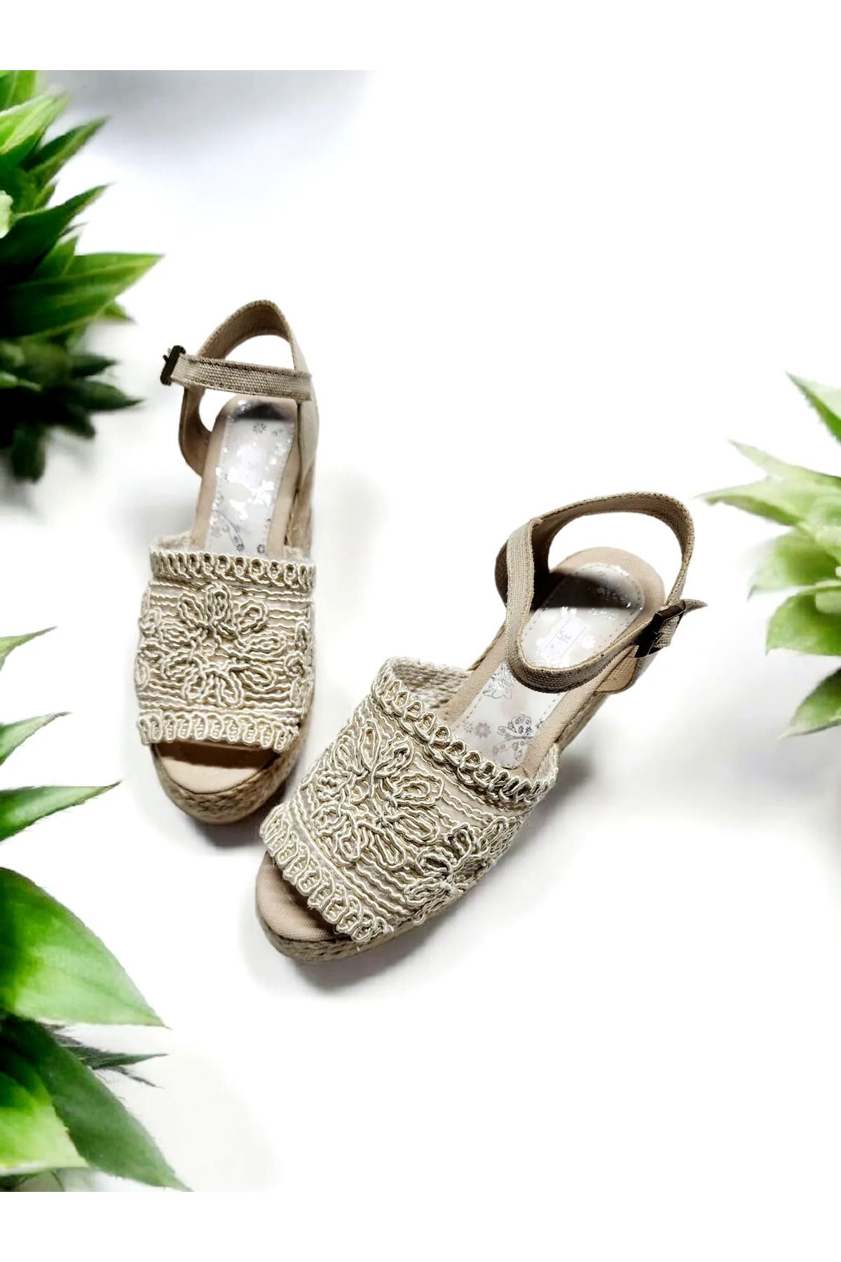 GokceKundura06 Nakışlı Burnu Açık 8 cm Topuk Yazlık Sandalet