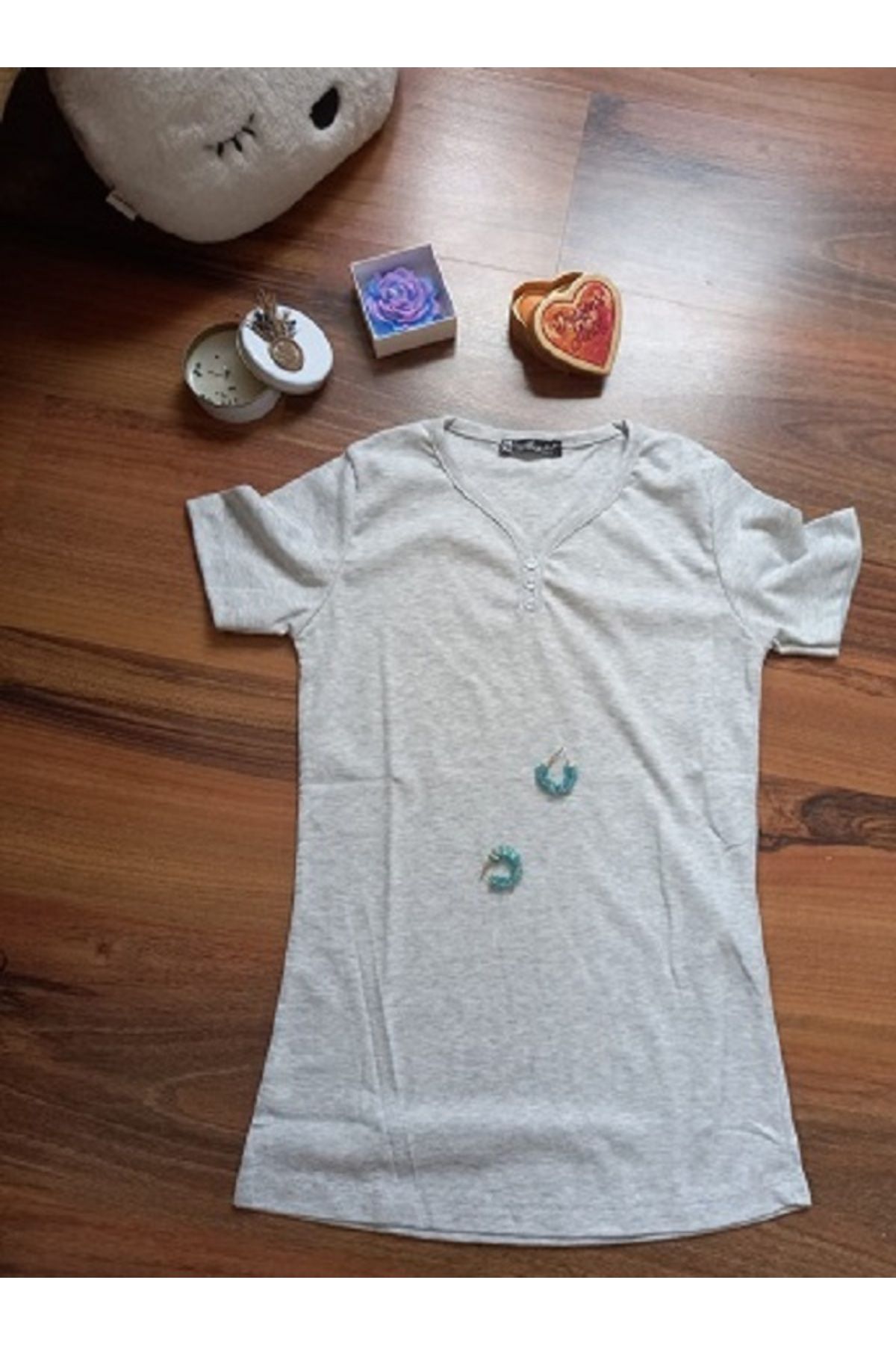 Butik ModaBySerap Düğme Detaylı Vücuda Oturan Tişört