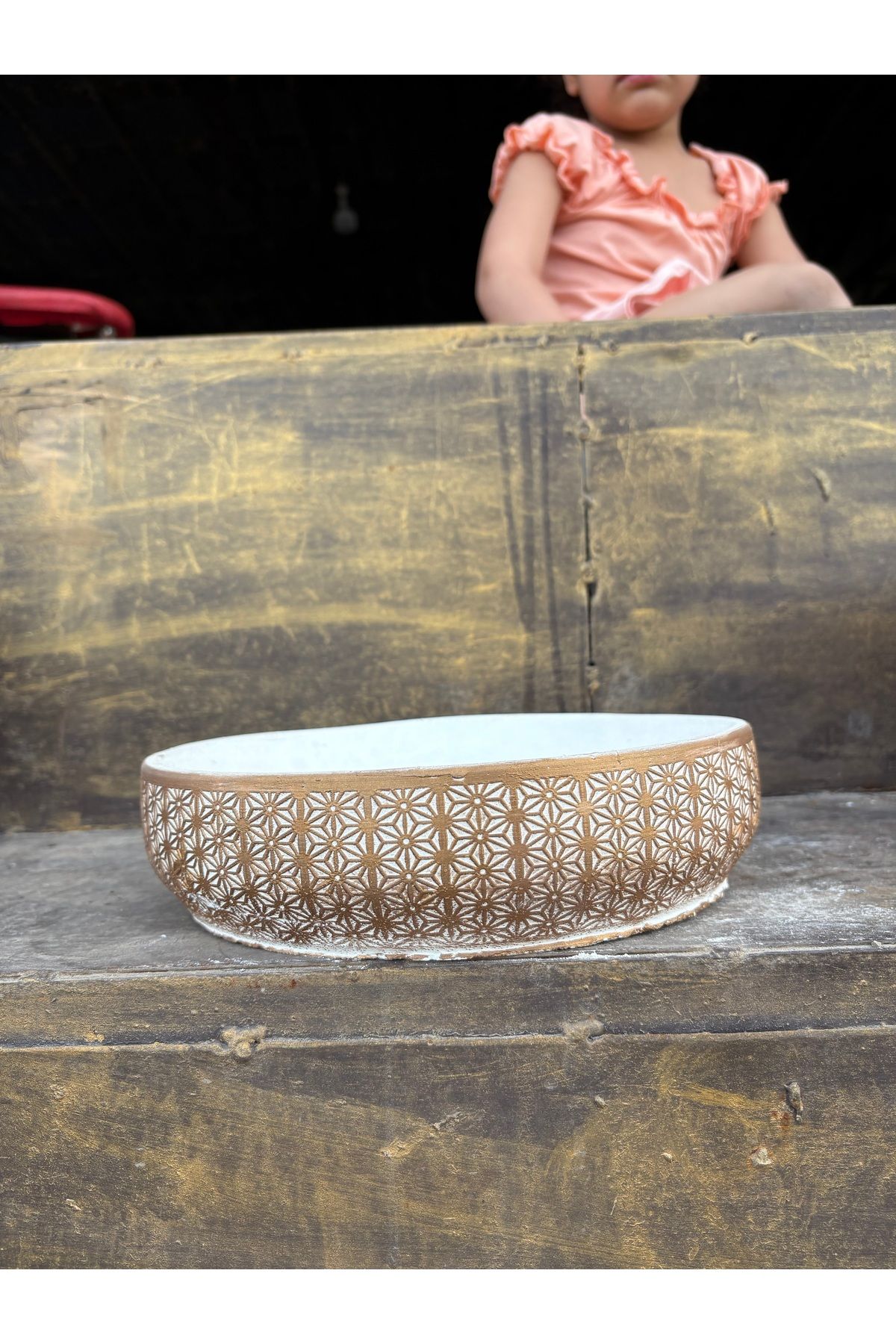 Yades Yıldız Desenli Gold Geniş Taş Saksı 10 cm derinlik ve Hediye Çiçek