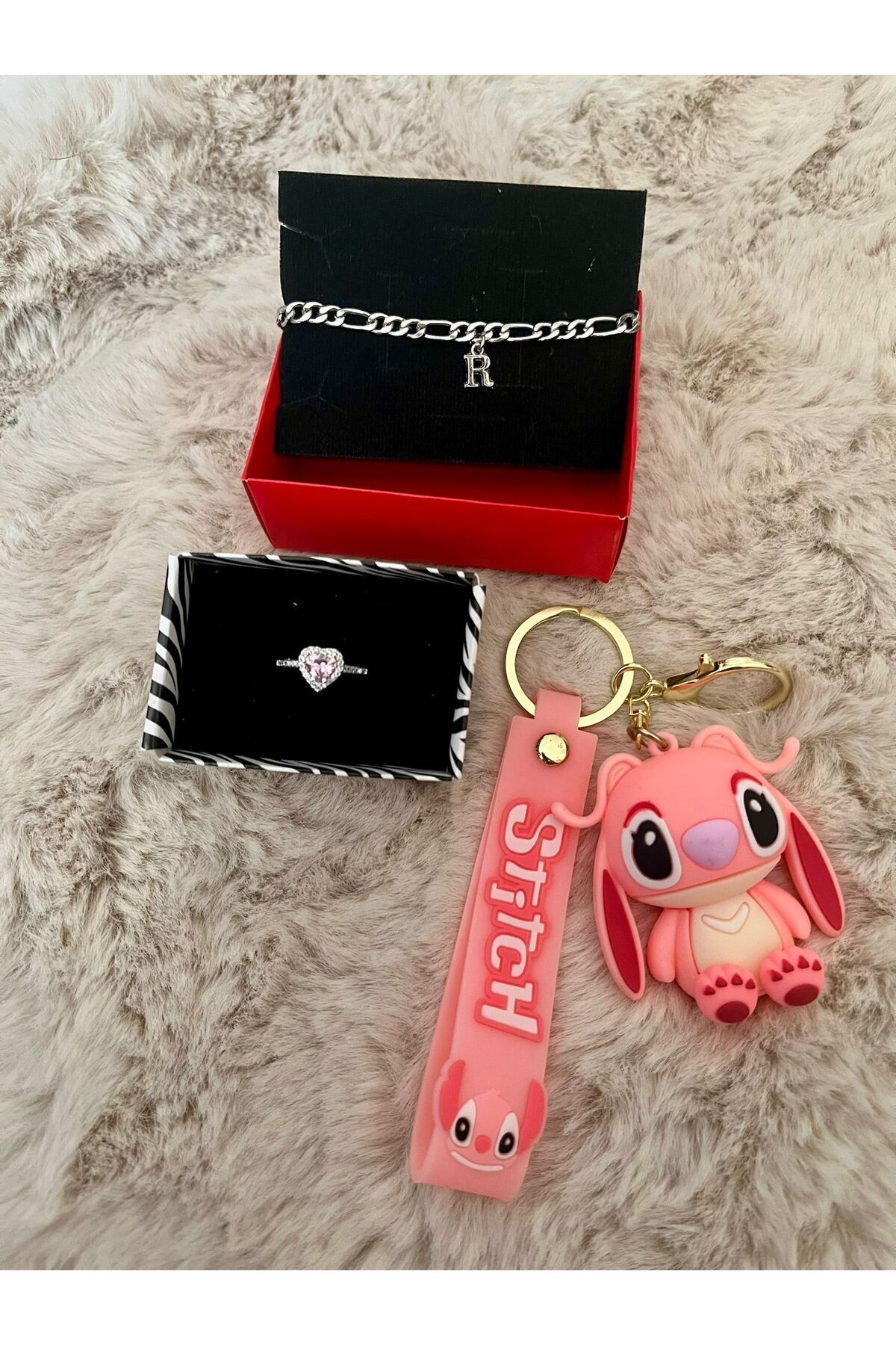pofudukcase 1 Adet Çelik Harfli Bileklik , Stitch Anahtarlık . Yüzük, Hediye Kutusu