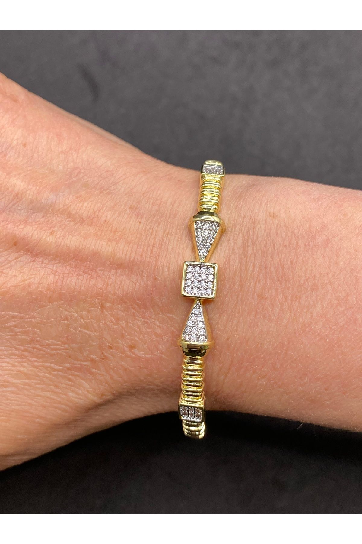 Jiji Jewelery Şık Modern Altın Renk Paslanmaz Çelik Kelepçe Bileklik 17 cm