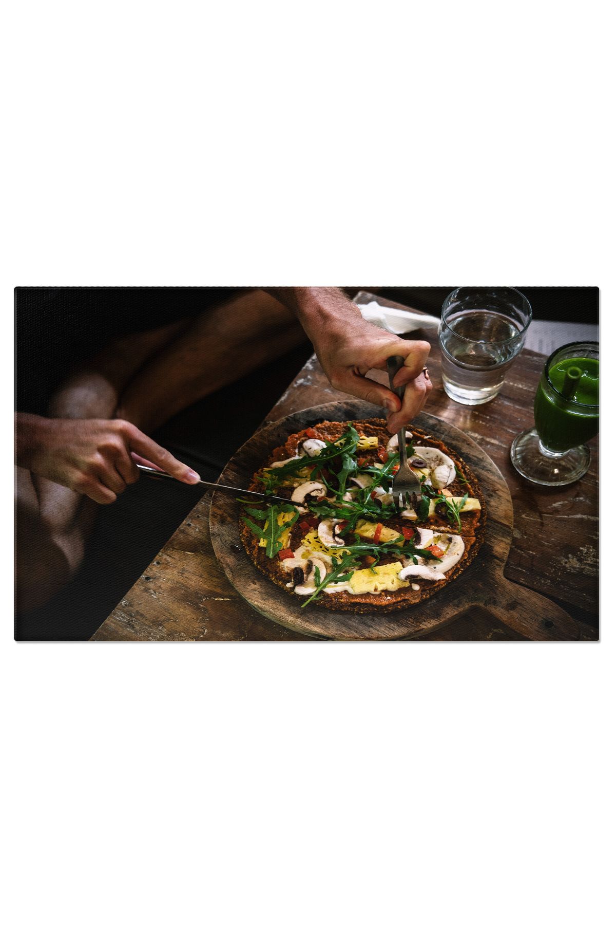 StoryGift Romania Tablou Canvas Gustare Sanatoasa Un Barbat Taind O Pizza Vegana Si Fara Gluten, Bucuranduse De - 40 x 25