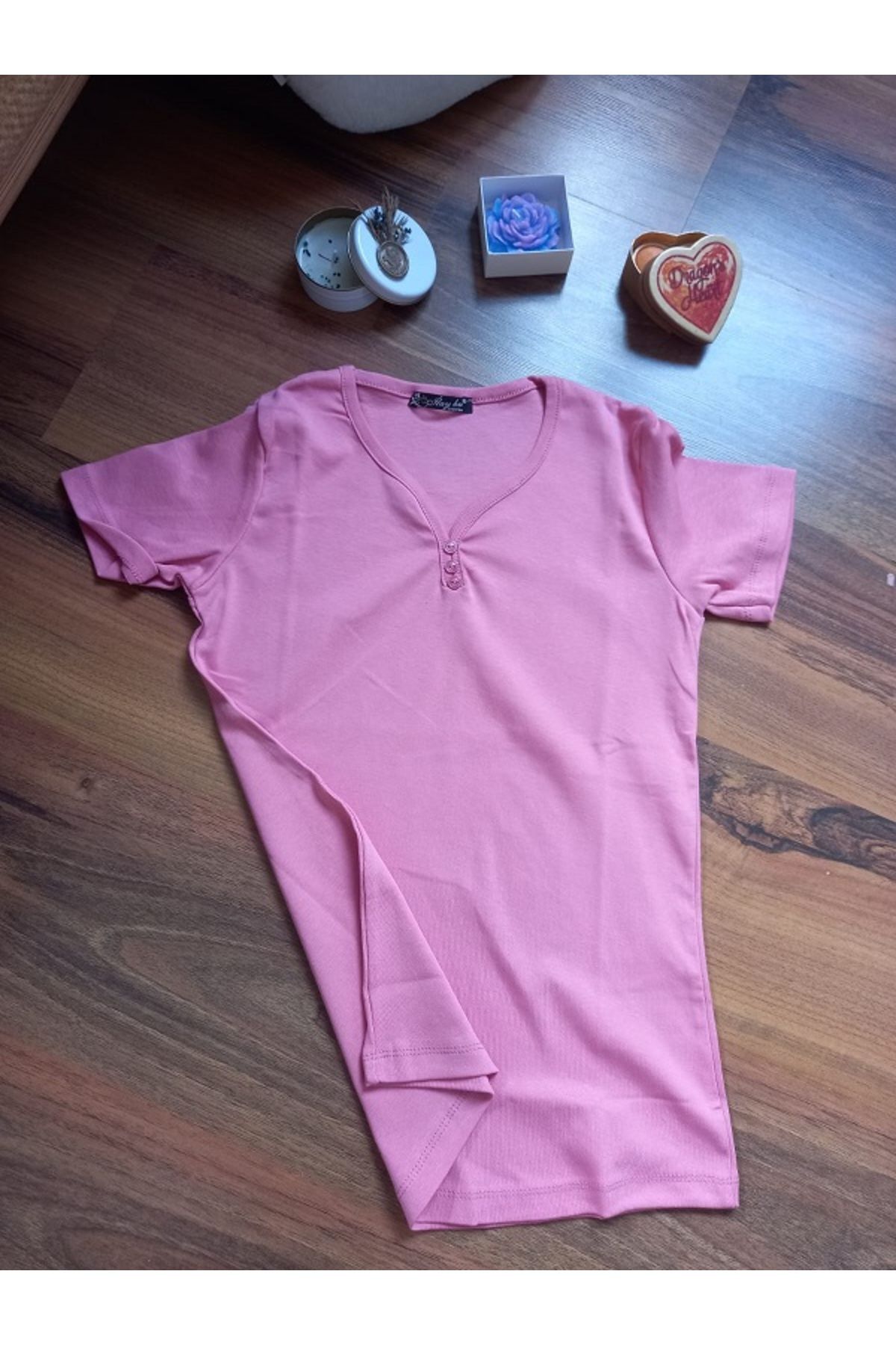 Butik ModaBySerap Düğme Detaylı Vücuda Oturan Tişört