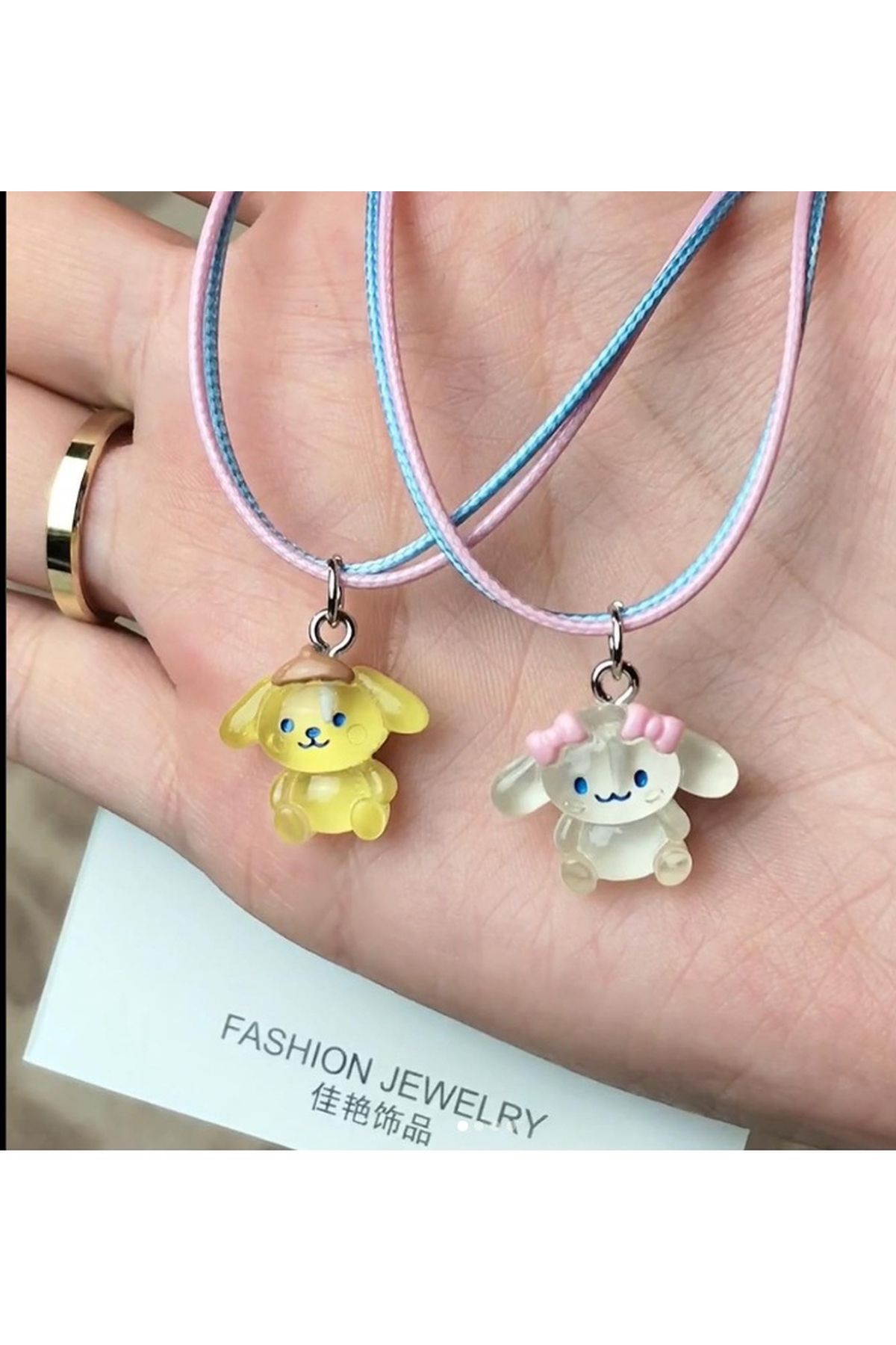 Herşey Nota Sanrio Cinnamoroll & Sino 2’li Çift Kolye – Best Friends Sevimli Kolye Seti