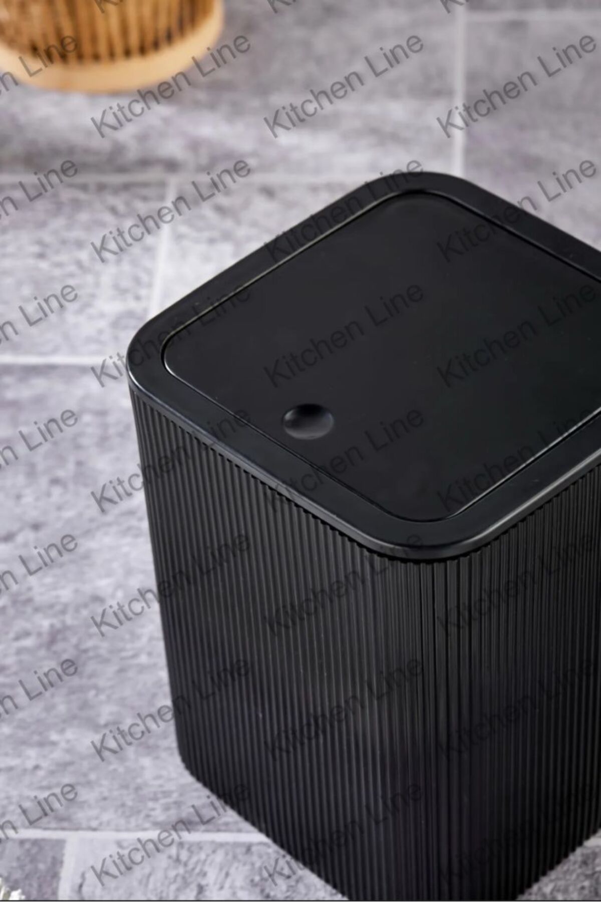 Kitchen Line Çizgi Model, Kare Dönen Plastik Kapak Banyo Mutfak Tezgah Üstü Çöp Kovası 4lt Siyah