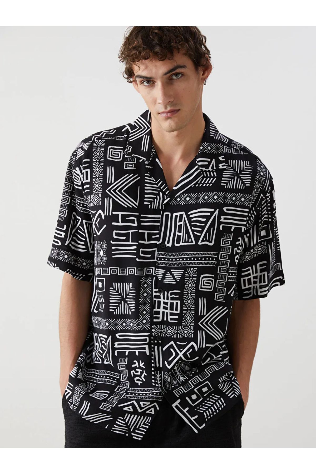LC Waikiki Siyah Regular Fit Kısa Kollu Desenli Viskon Erkek Gömlek