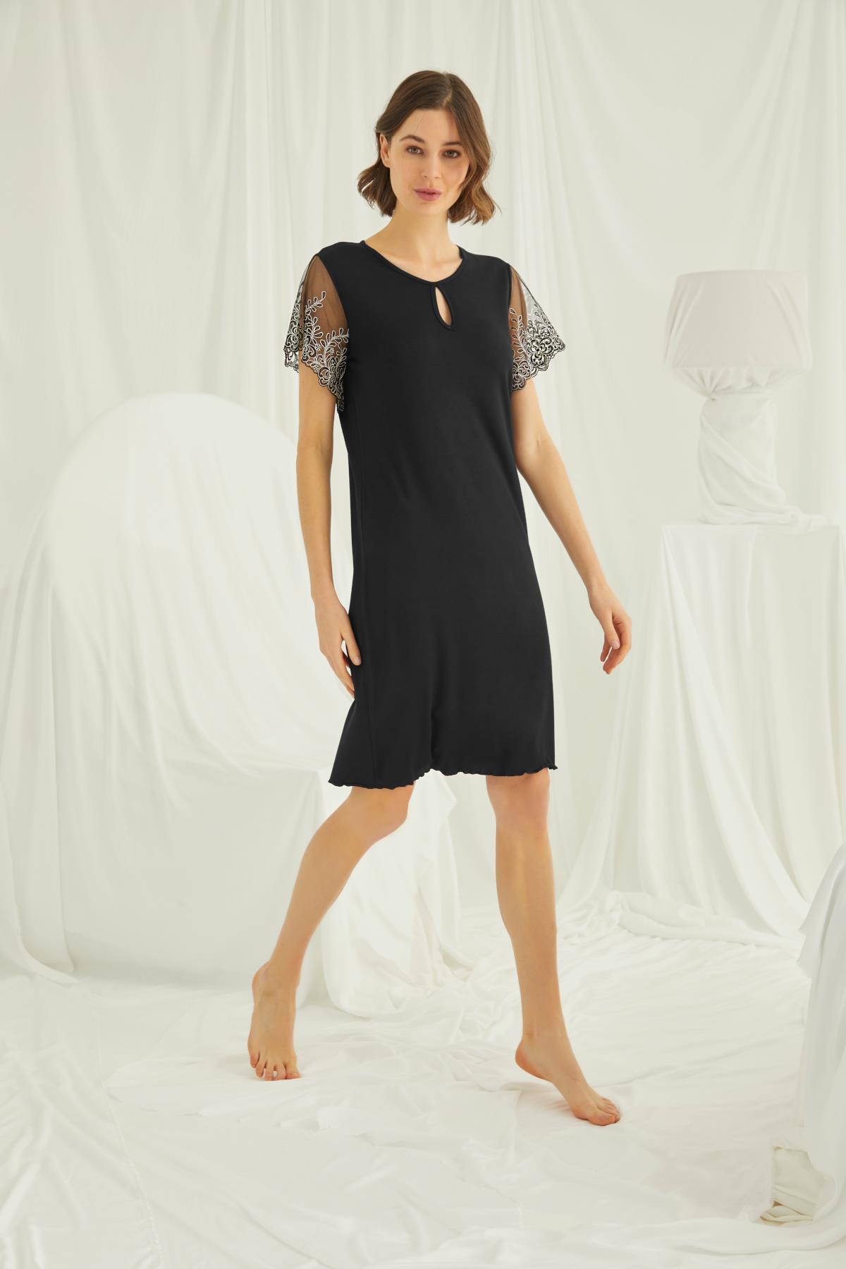 MONAMİSE Yakası Detaylı Brode Dantelli Yırtmaçlı Gecelik