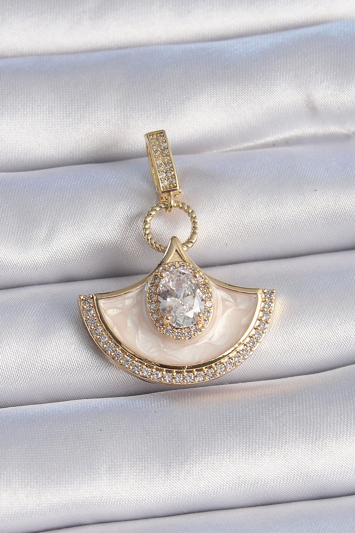 luz&pos Pirinç Gold Renk Zirkon Taş Detaylı Beyaz Mineli Ajda Charm